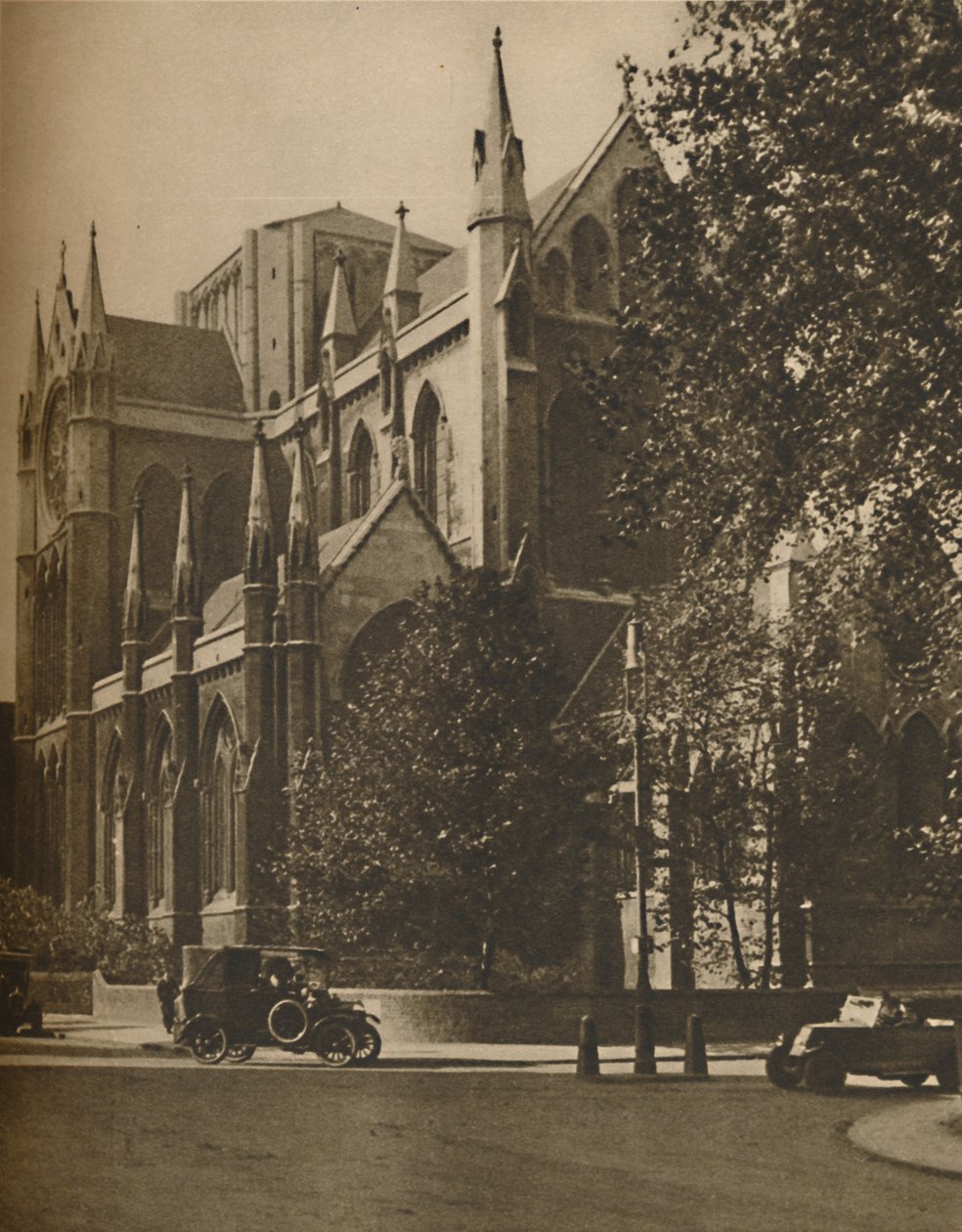Bloomsbury Cathedral: Katolická apoštolská církev na Gordon Square, c1935. od Walter Benington