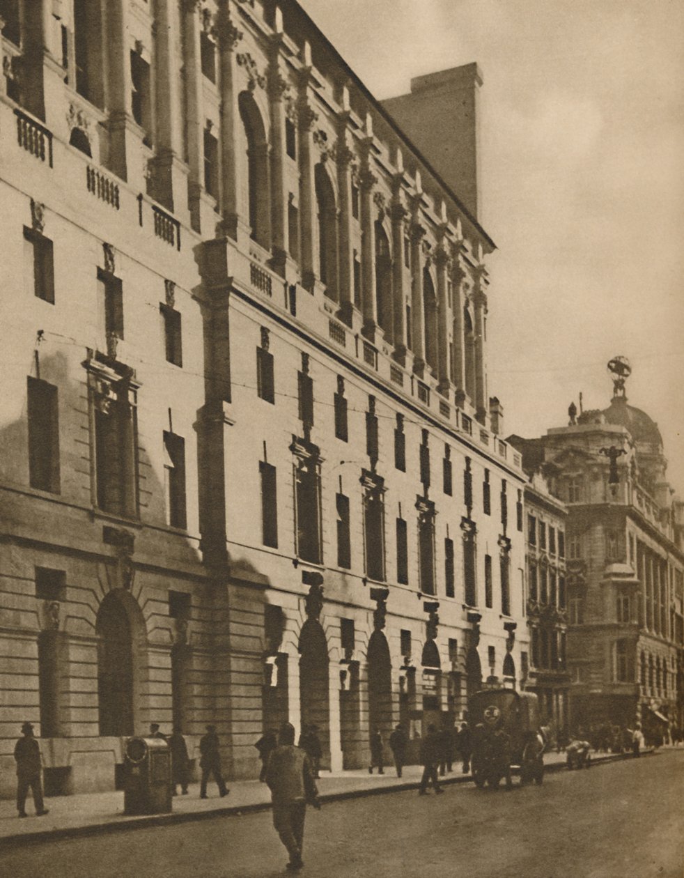 Zástupce budov v Novém Londýně v Moorgate Street, c1935. od Walter Benington