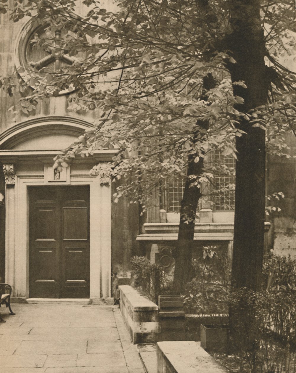Jižní dveře kostela St. Mary Aldermanbury, c1935. od Walter Benington