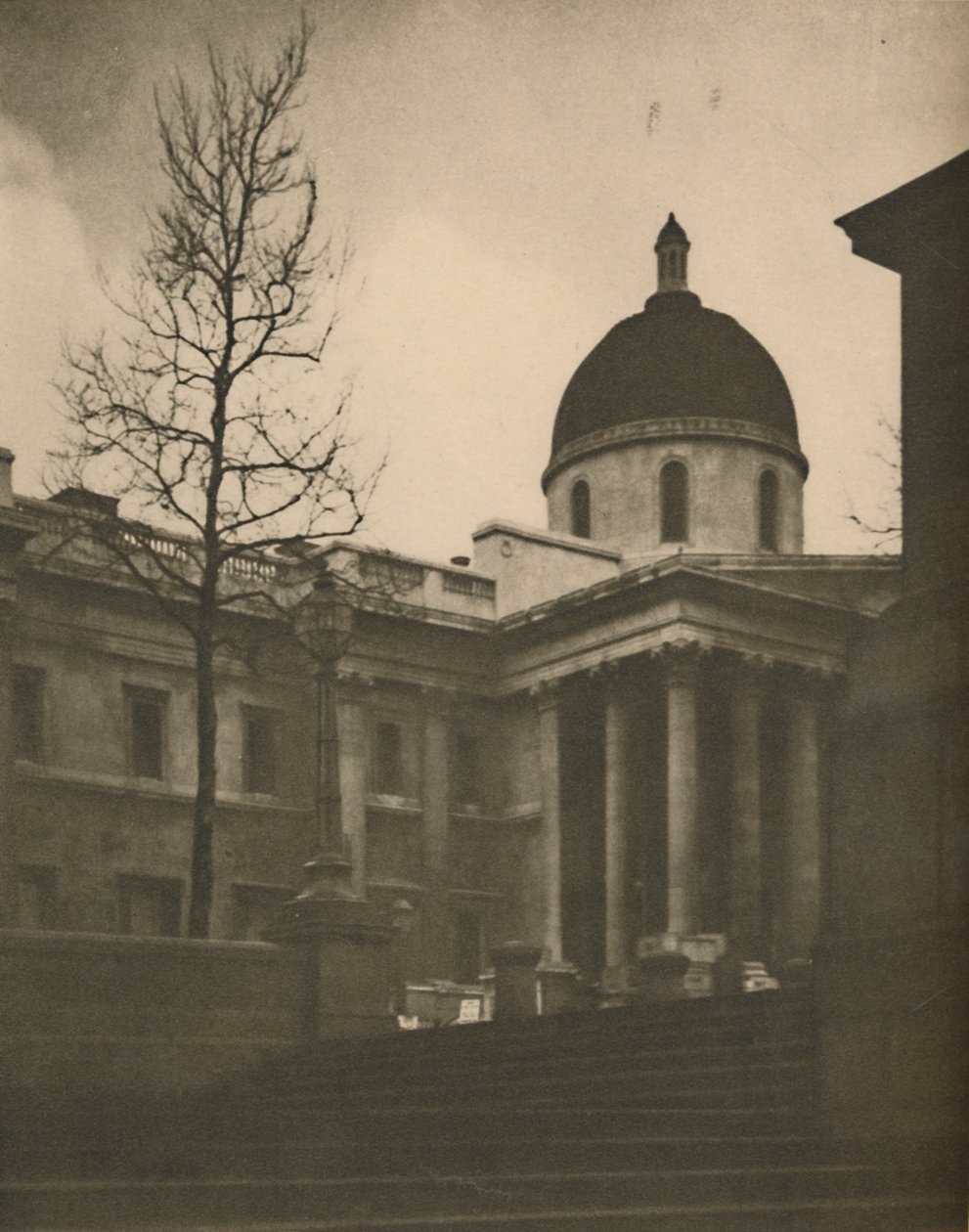 Národní galerie z Terrace Steps na Trafalgarském náměstí, c1935. od Walter Benington