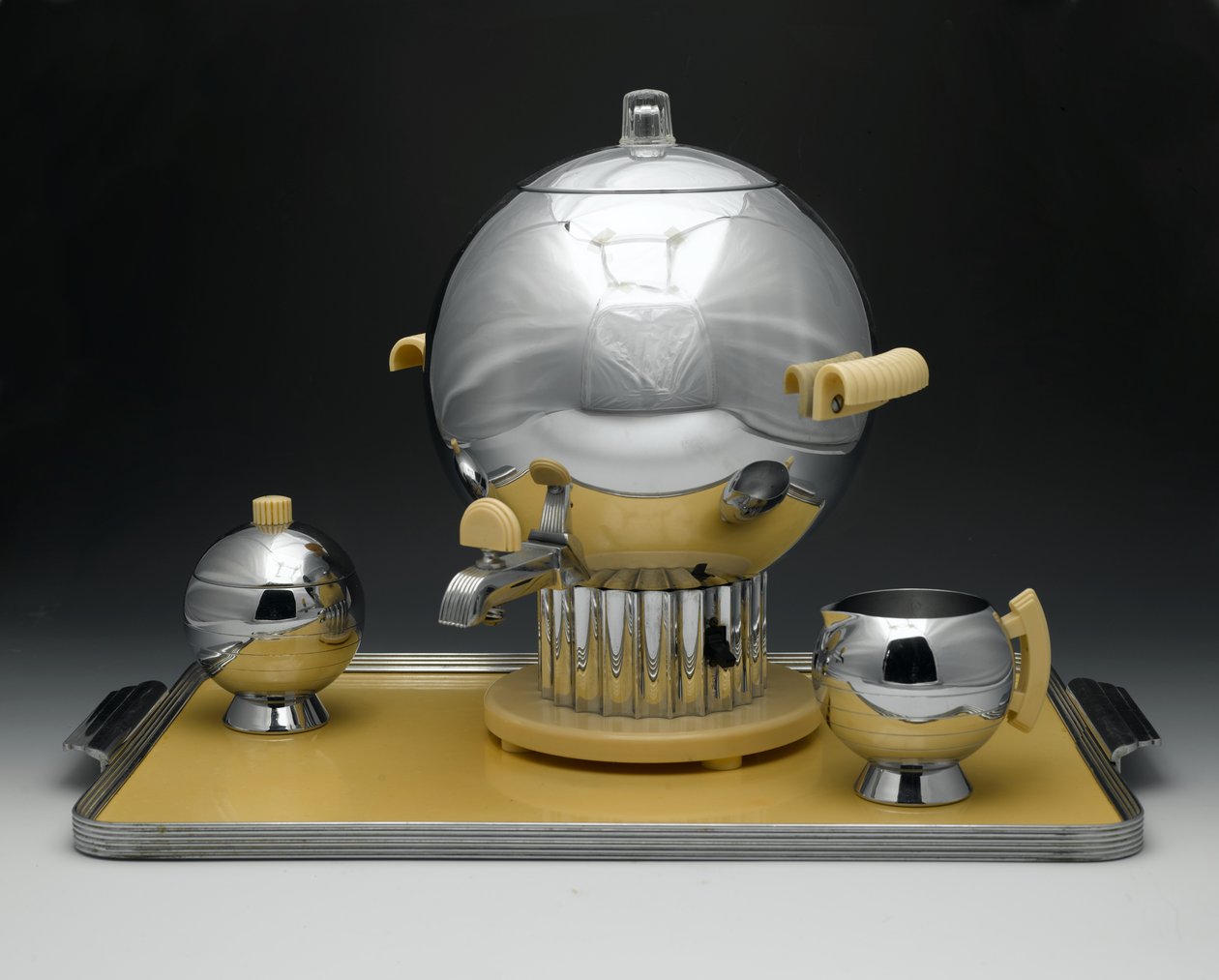 Coffee Urn, "Coronet Pattern", model č. 90121, výrobce Chase Brass & Copper Co. Inc. od Walter von Nessen