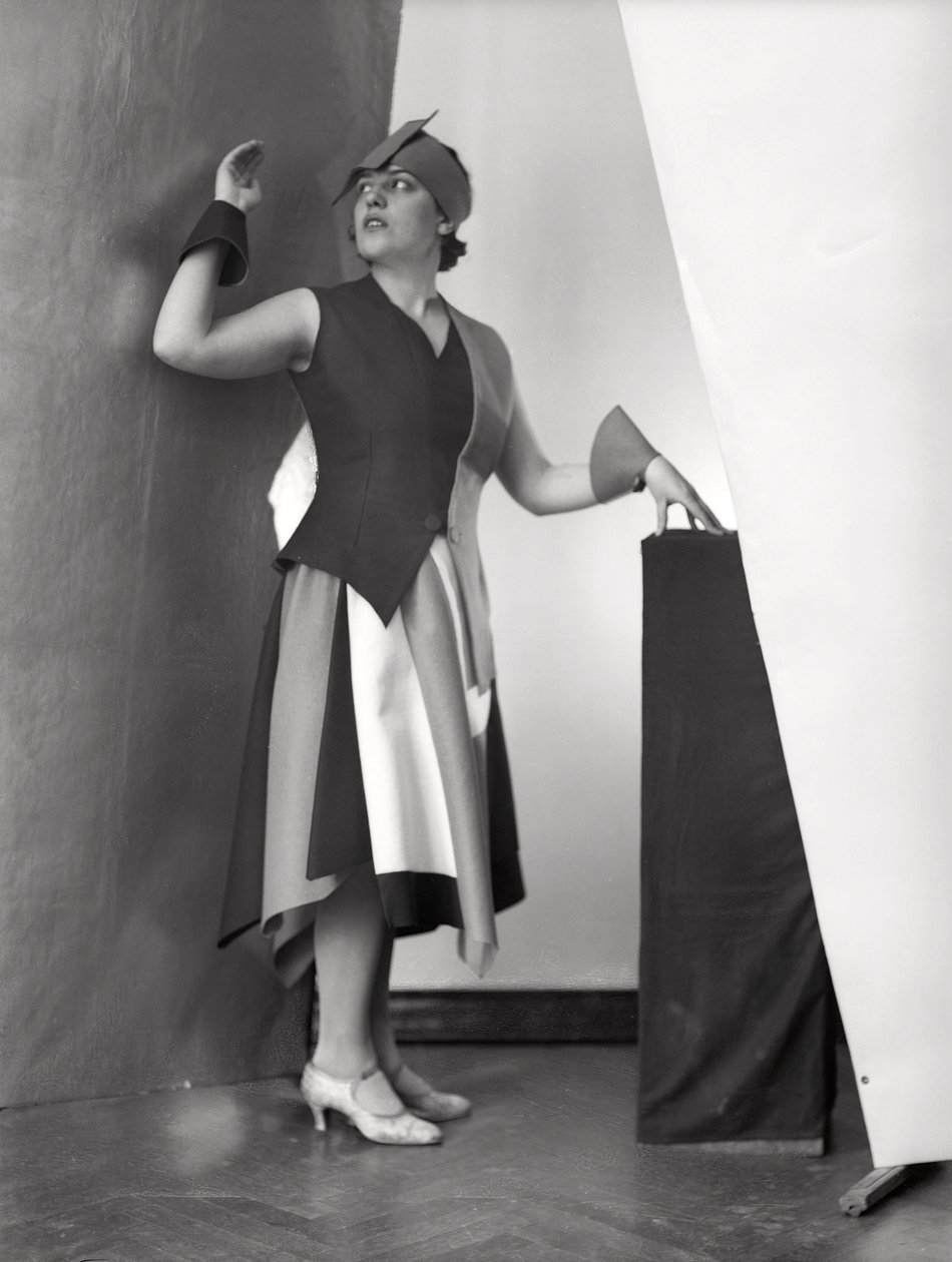Portrét Anity Pittoni v šatech navržených malířem Marcellem Clarionem, asi 1930 (čb fotografie) od Wanda Wulz
