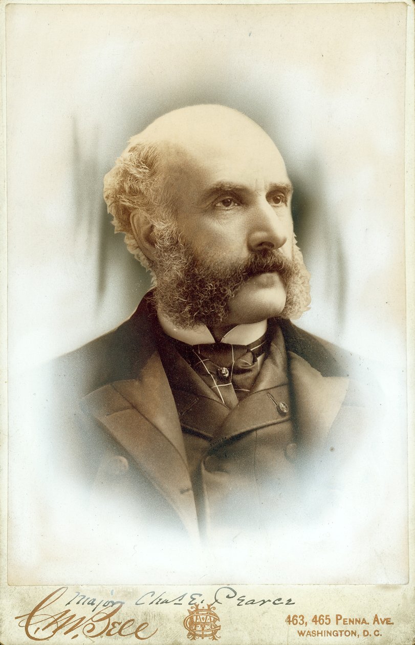 Poprsí portrét Charlese E. Pearce v obleku, vestě a kravatě od Washington D.C. C.M. Bell