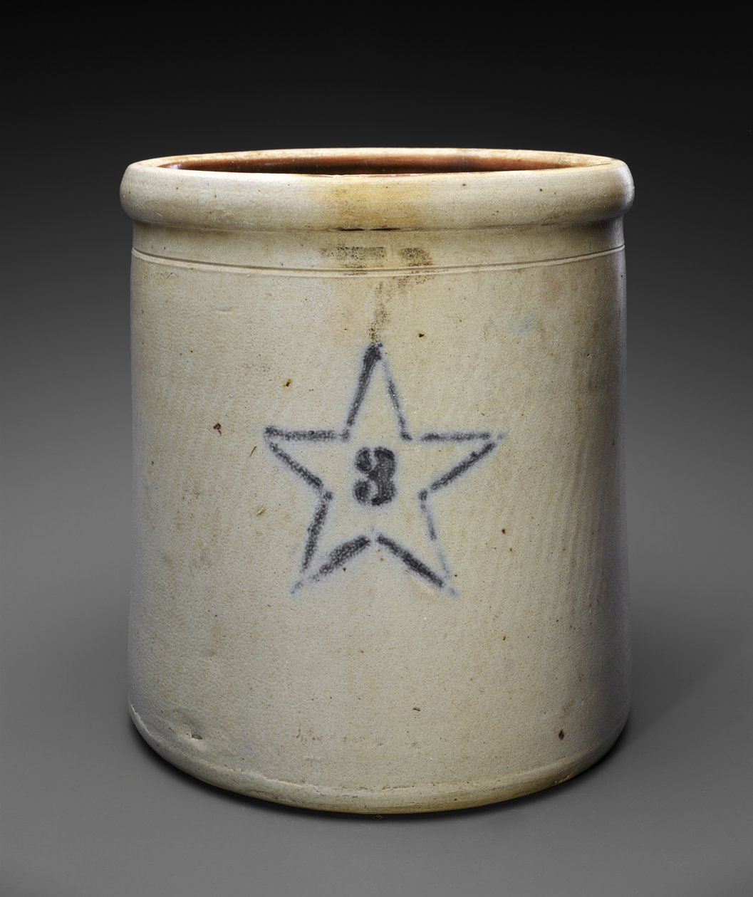 Three Gallon Crock, c. 1909-1915 (bristolem glazovaná kamenina se šablonovaným kobaltem) od Weller and Wagner Co. Newton