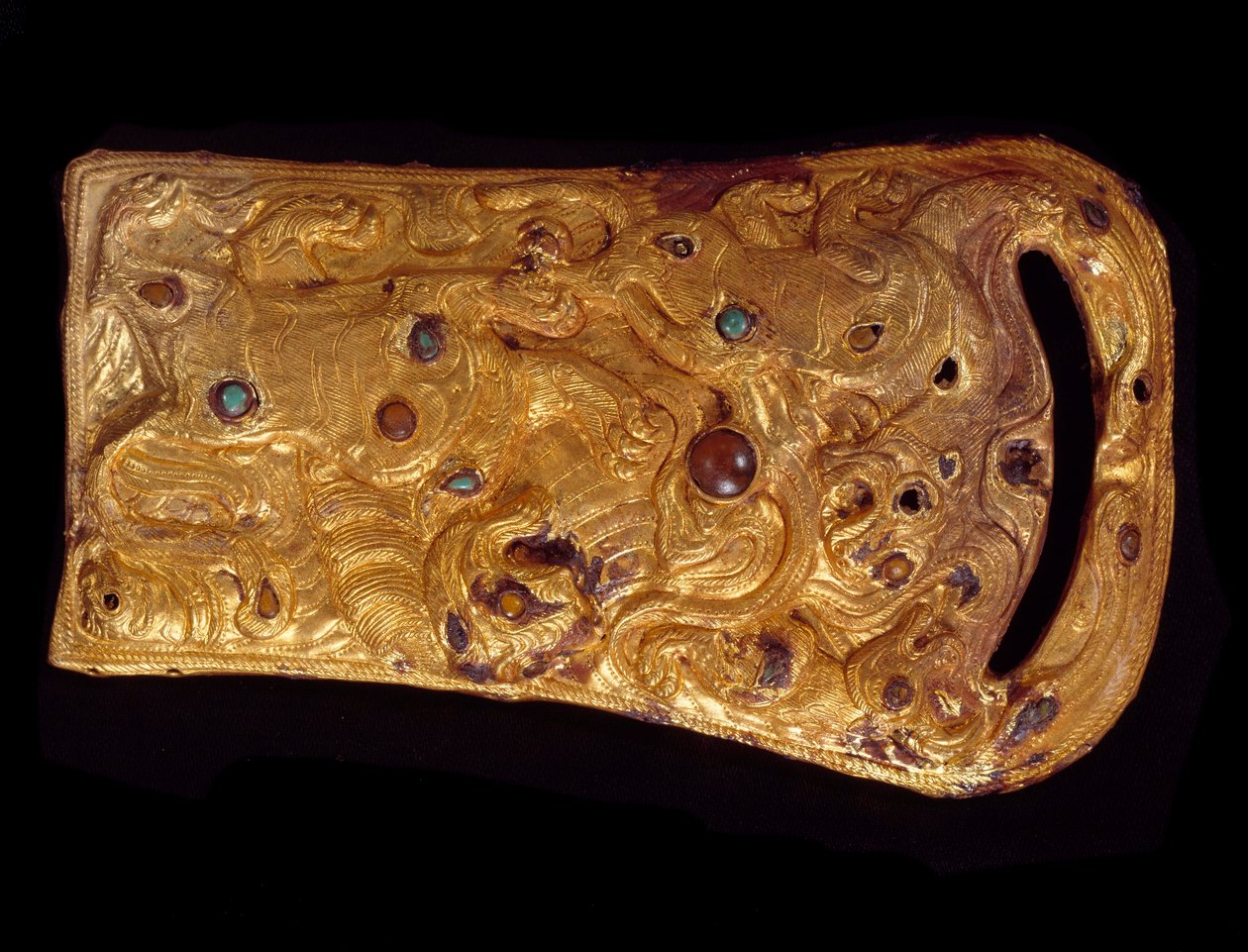 Čínské umění: zlatá opasková přezka vykládaná drahými kameny. Západní dynastie Han (206 př. n. l. – 25 n. l.). Paříž, muzeum Cernuschi od Western Han Dynasty Chinese School