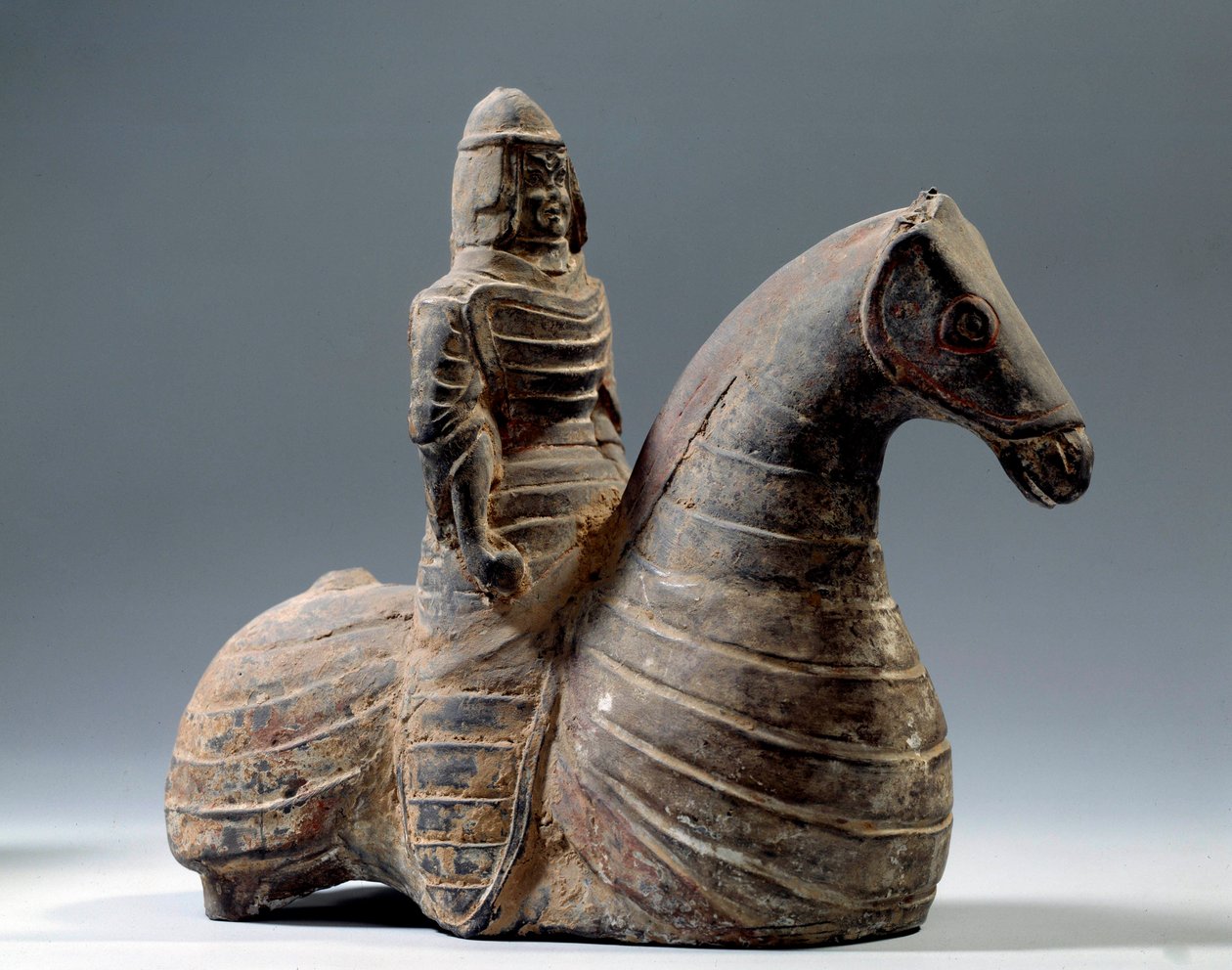 Čínské umění: soška jezdce v brnění (206 př. nl-220 n. l.), období Han. Pařížské muzeum Cernuschi od Western Han Dynasty Chinese School