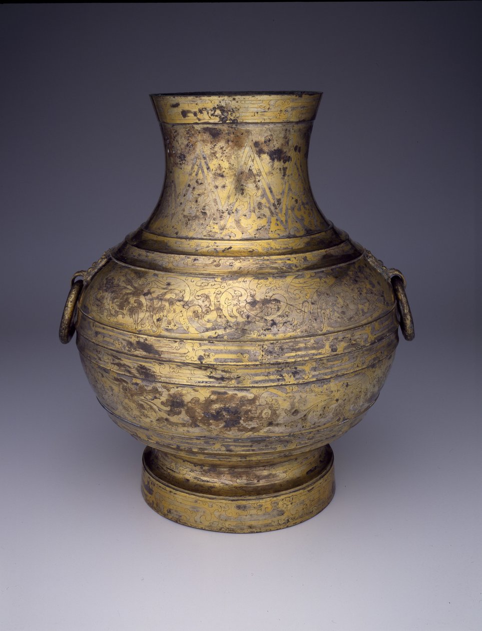 Zásobní nádoba (Hu nebo Zhong) s propletenými draky a stylizovanými mraky (bronzová s vroubkovaným zdobením a amalgámy zlata a stříbra) od Western Han Dynasty Chinese School