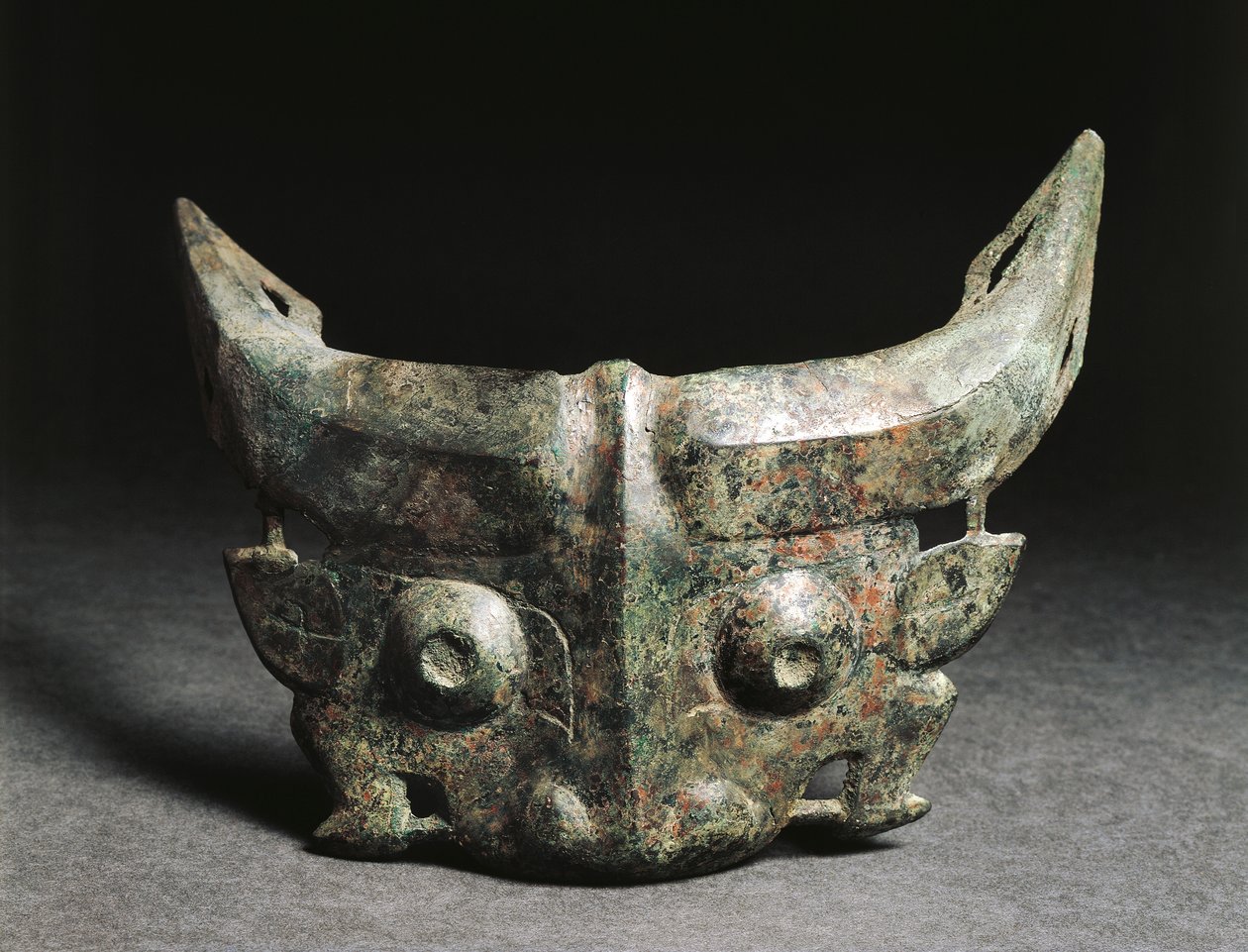 Rituální maska zobrazující Taotie, Čína, západní dynastie Zhou od Western Zhou Dynasty Chinese School