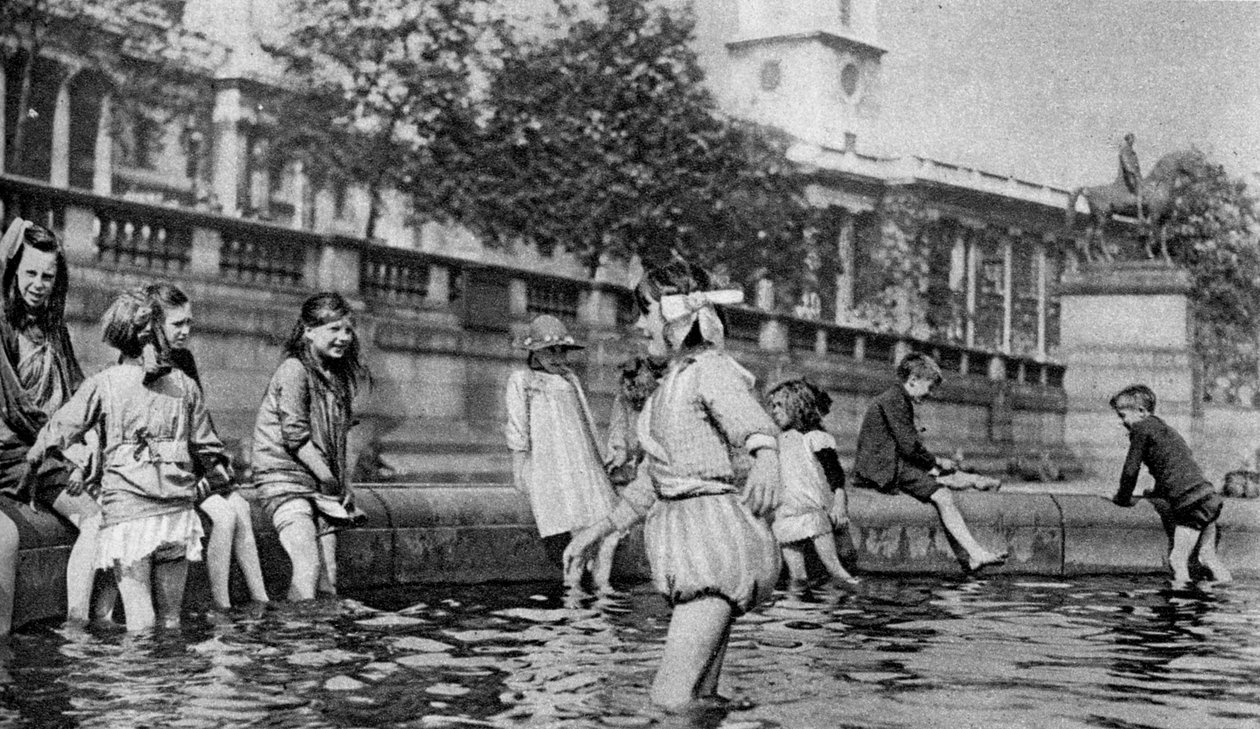 Děti pádlující ve fontánách na Trafalgar Square, Londýn, 1926-1927 od Whiffin