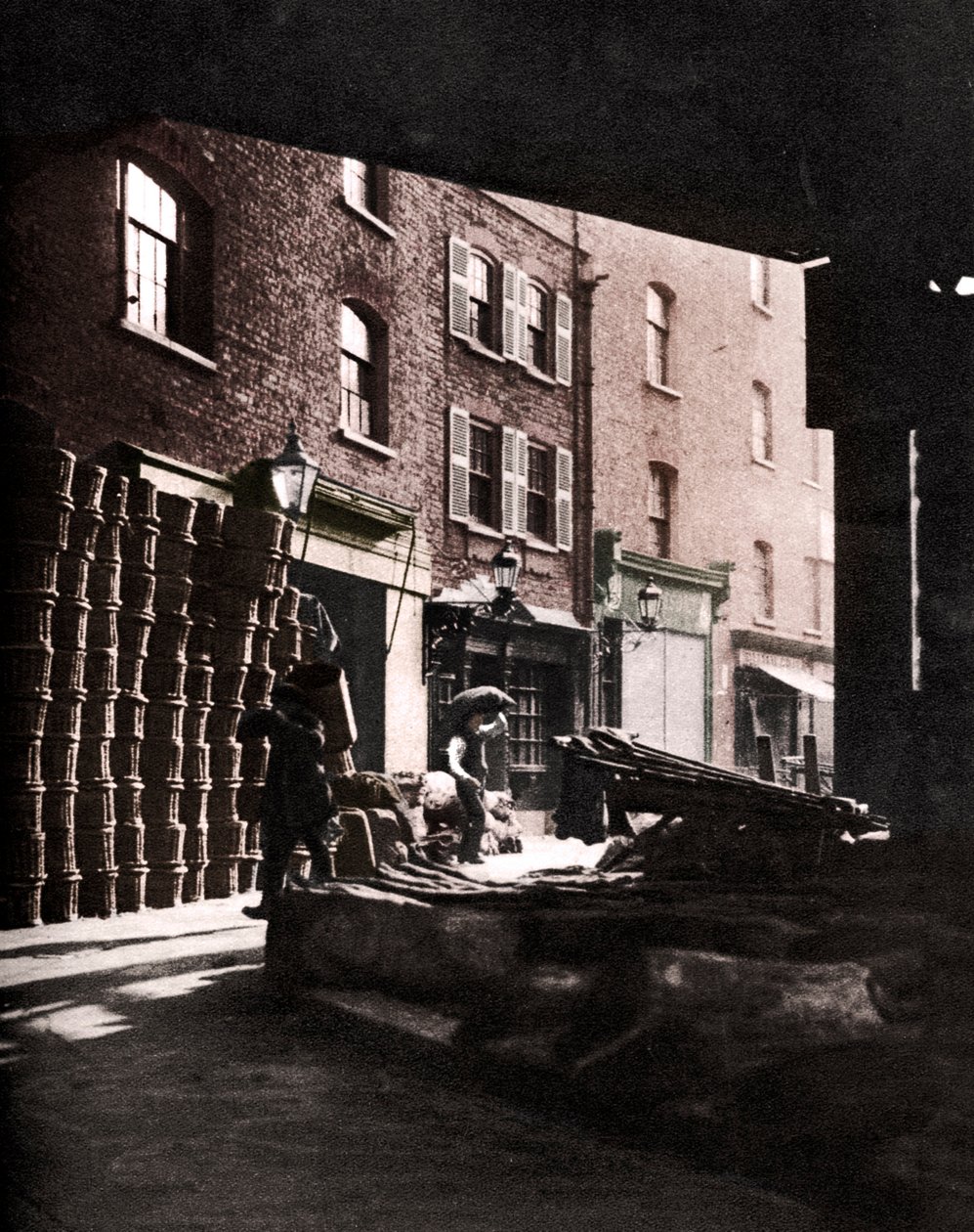 Ovocné koše nahromaděné proti domům na Borough Market, Londýn, 1926-1927 od Whiffin