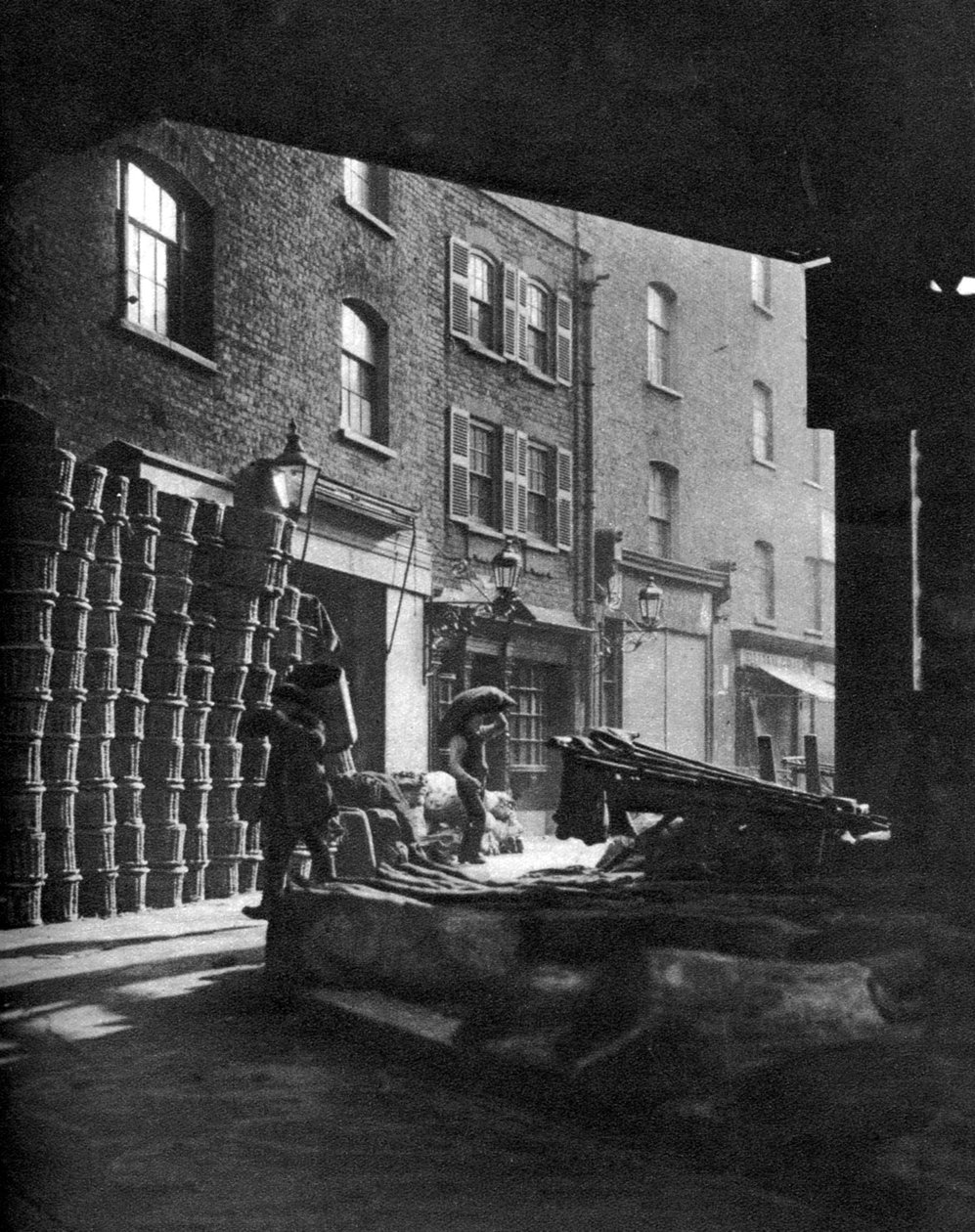 Ovocné koše nahromaděné proti domům na Borough Market, Londýn, 1926-1927. od Whiffin