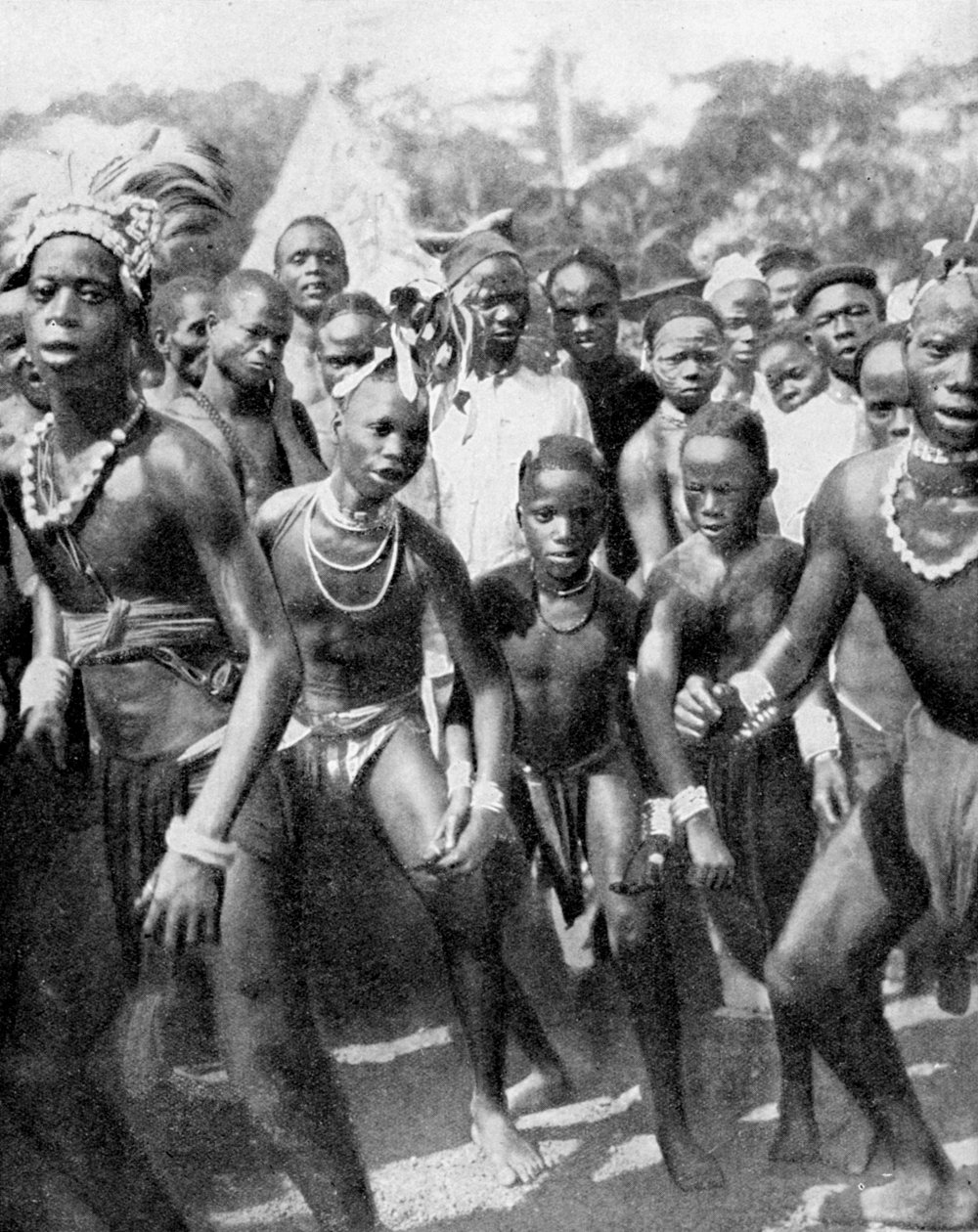 Chlapečtí tanečníci převlečení za dívky, kmen Yafouba, západní Afrika, 1936. od Wide World Photos