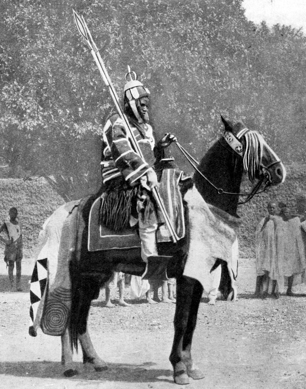 Královský bodyguard ve starověkém brnění, severní Nigérie, 1936. od Wide World Photos