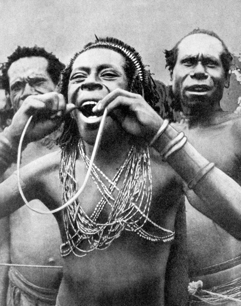 Polykání hole při obřadním rituálu, Nová Guinea, 1936. od Wide World Photos