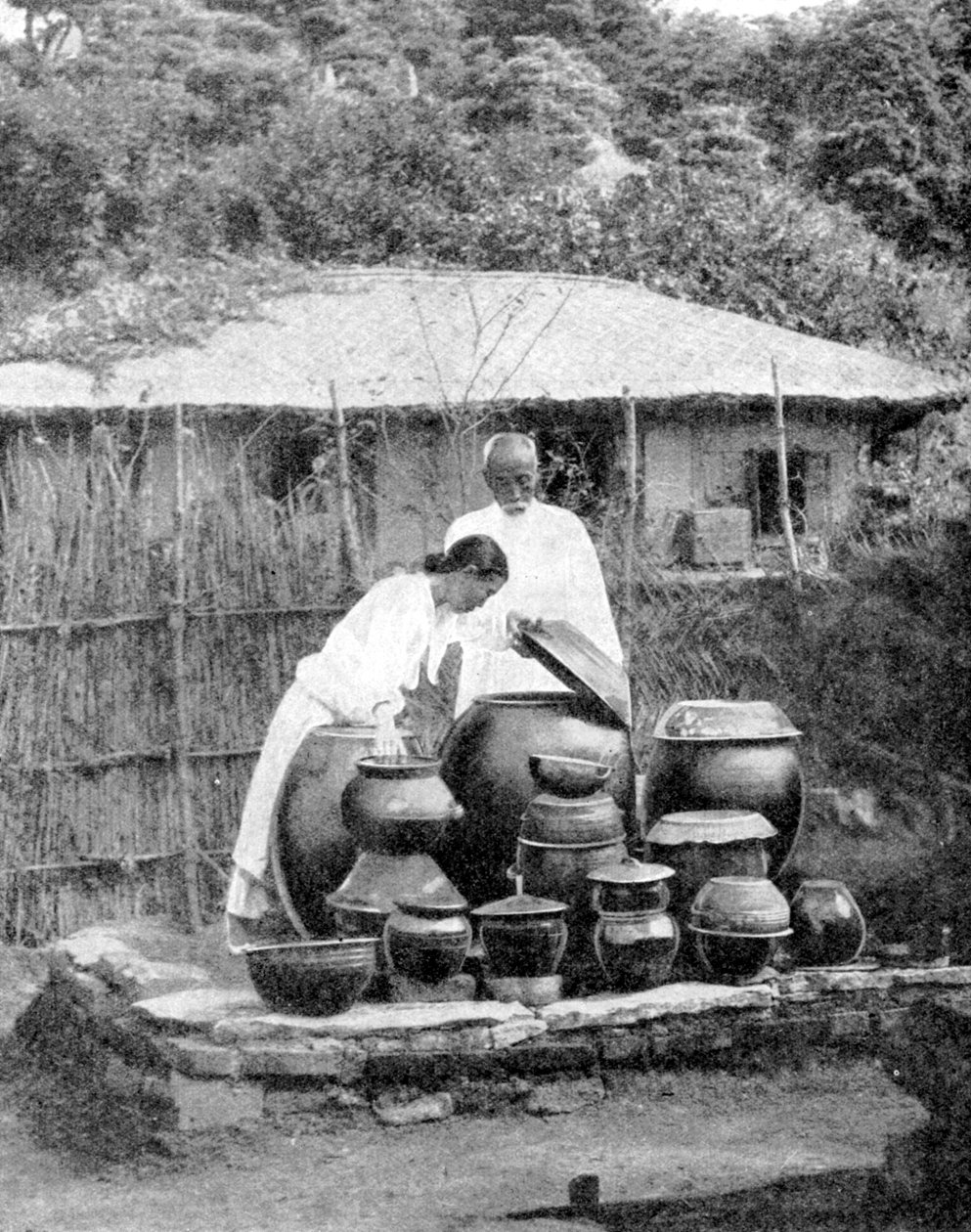 Obyvatelé Koreje v bílém rouchu, 1936. od Wide World Photos