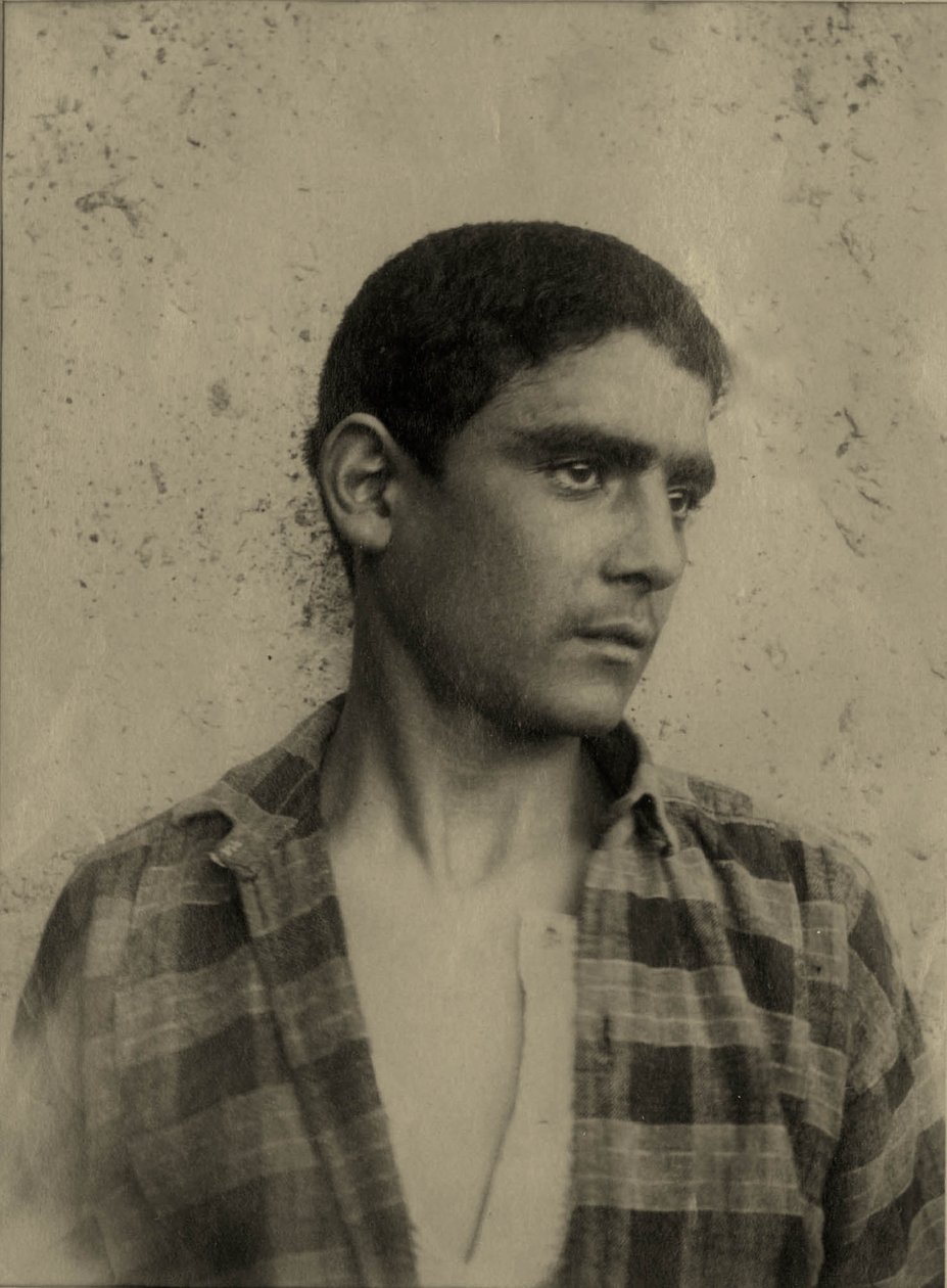 Portrét mladého muže v kostkované košili, Sicílie kolem roku 1896 (sépiová fotografie) od Baron Wilhelm von Gloeden