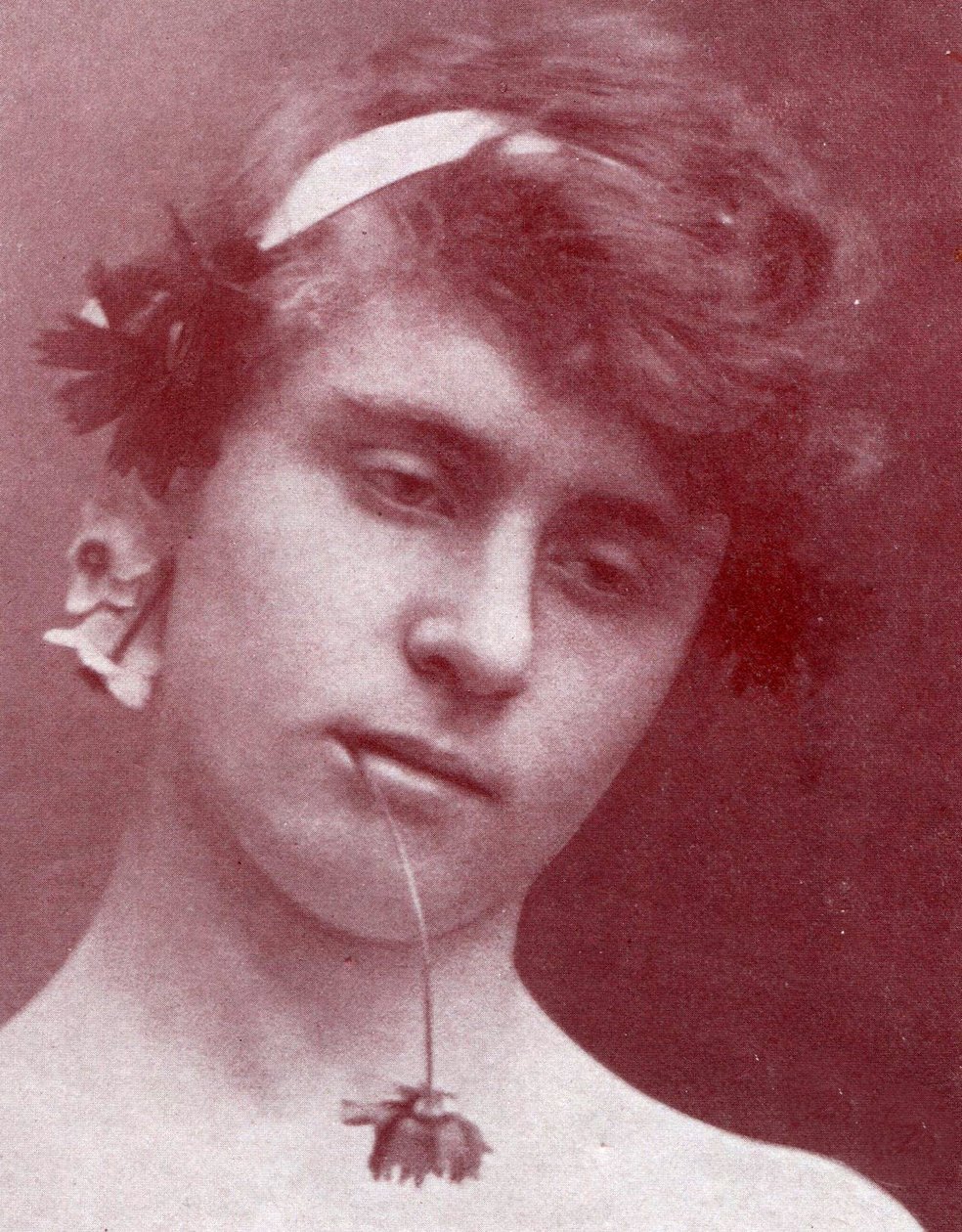 Studie sicilského chlapce s květinou v ústech, Sicílie, c.1899 od Baron Wilhelm von Gloeden