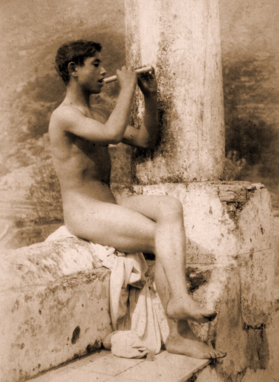 Studie chlapce hrajícího na flétnu, cca 1900 (sépiová fotografie) od Baron Wilhelm von Gloeden