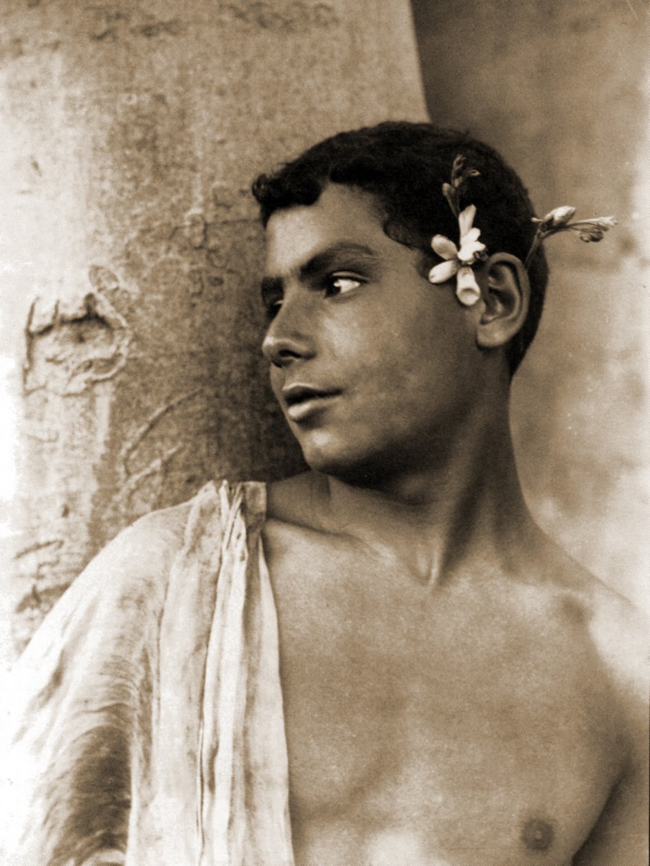Studie chlapce s květinami ve vlasech, Neapol, kolem roku 1899 (sépiová fotografie) od Baron Wilhelm von Gloeden