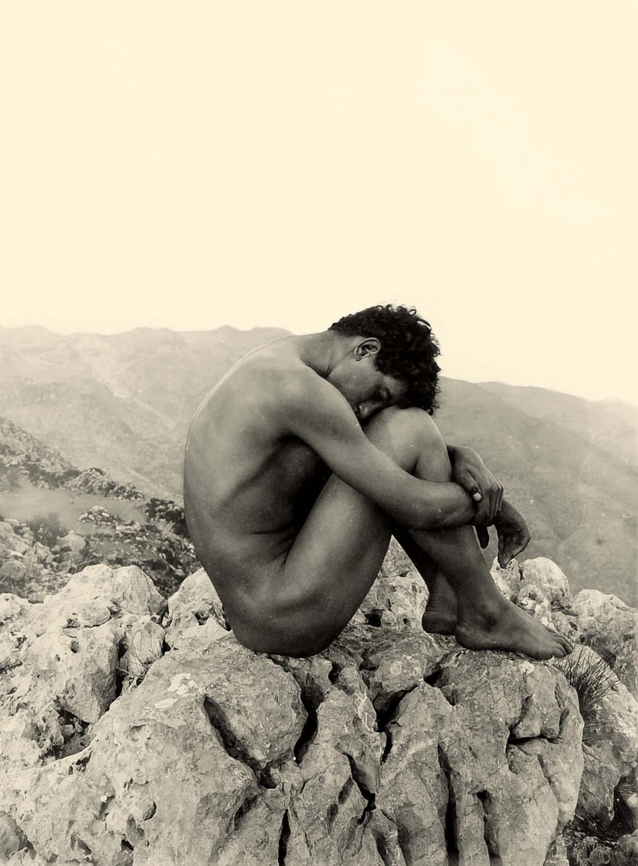 Studie mužského aktu na skále, Taormina, Sicílie, kolem roku 1900 (sépiová fotografie) od Baron Wilhelm von Gloeden
