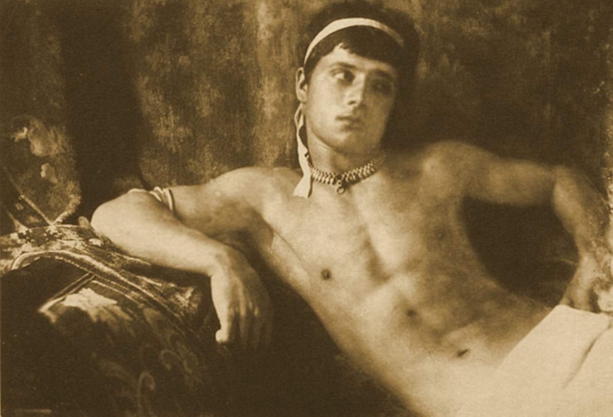Studie ležícího chlapce, který nosí šperky. c.1899 (sépiová fotografie) od Baron Wilhelm von Gloeden