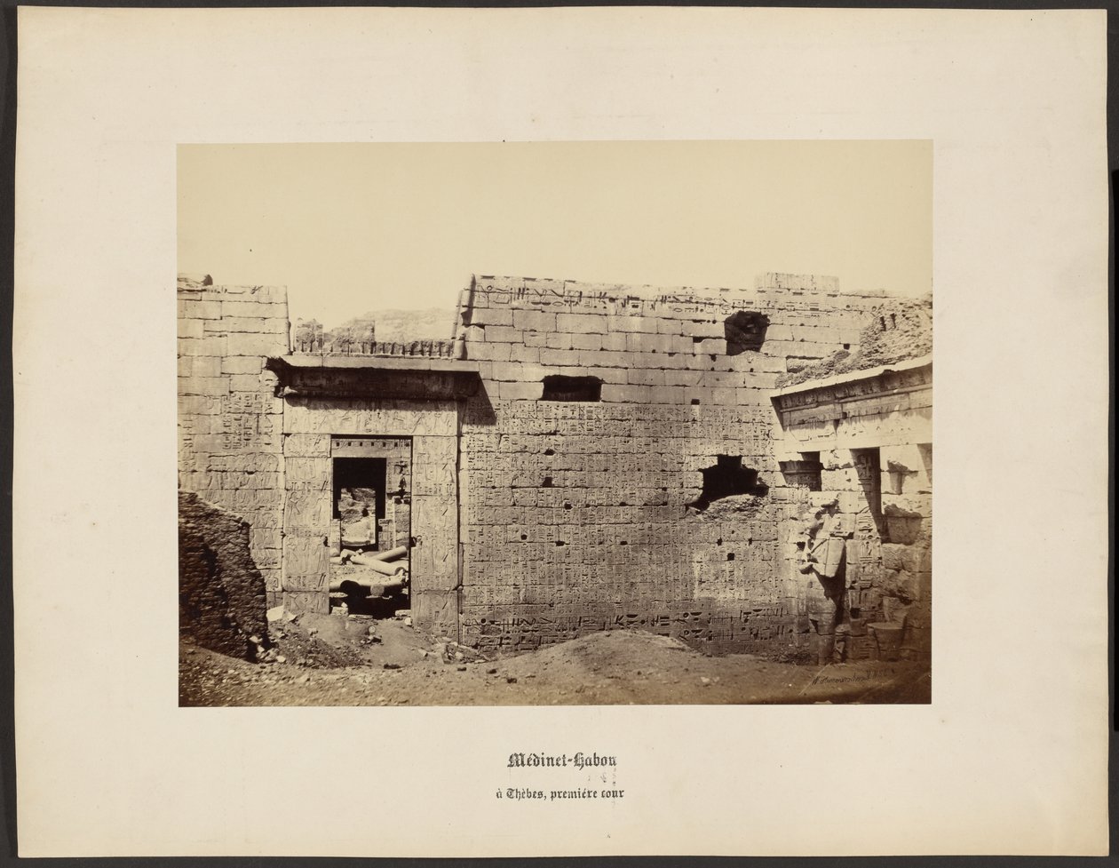Medinet-Habou, a Théby, premiéra cour od Wilhelm Hammerschmidt