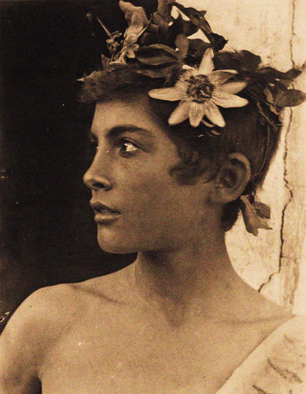 Studie sicilského chlapce s mučenkami ve vlasech, Sicílie, kolem roku 1899 (foto) od Baron Wilhelm von Gloeden