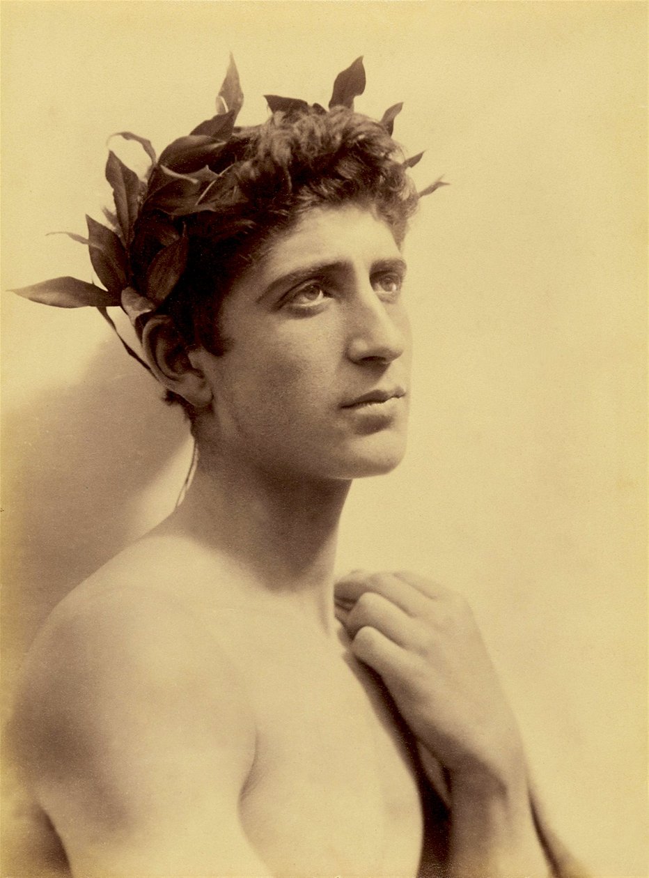 Studie chlapce s věncem, Sicílie, C.1898 (sépiová fotografie) od Baron Wilhelm von Gloeden