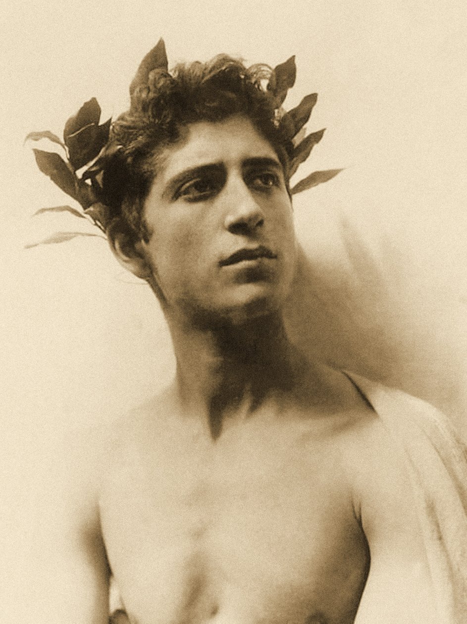 Studie chlapce s věncem, Sicílie, C.1898 (sépiová fotografie) od Baron Wilhelm von Gloeden