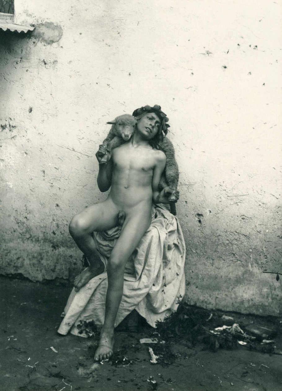 Mladý chlapec držící ovci, Sicílie. c1899 (čb fotografie) od Wilhelm von Gloeden
