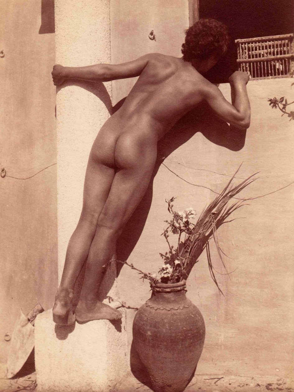studie chlapce, který se dívá oknem, kolem roku 1900 od Baron Wilhelm von Gloeden