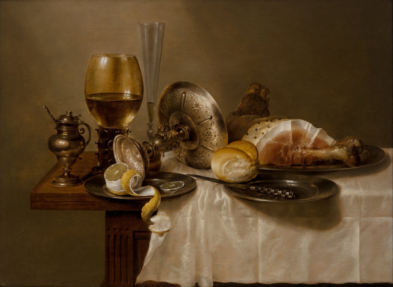 Zátiší s Roemerem, převrácená stříbrná tazza, flétna, houska a šunka na stole od Willem Claesz. Heda