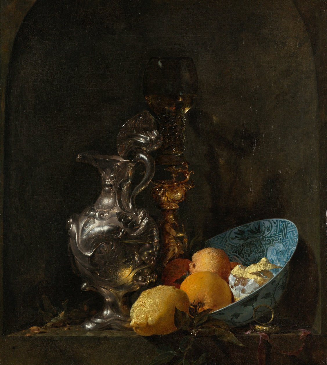 Zátiší se stříbrným džbánem a porcelánovou mísou od Willem Kalf
