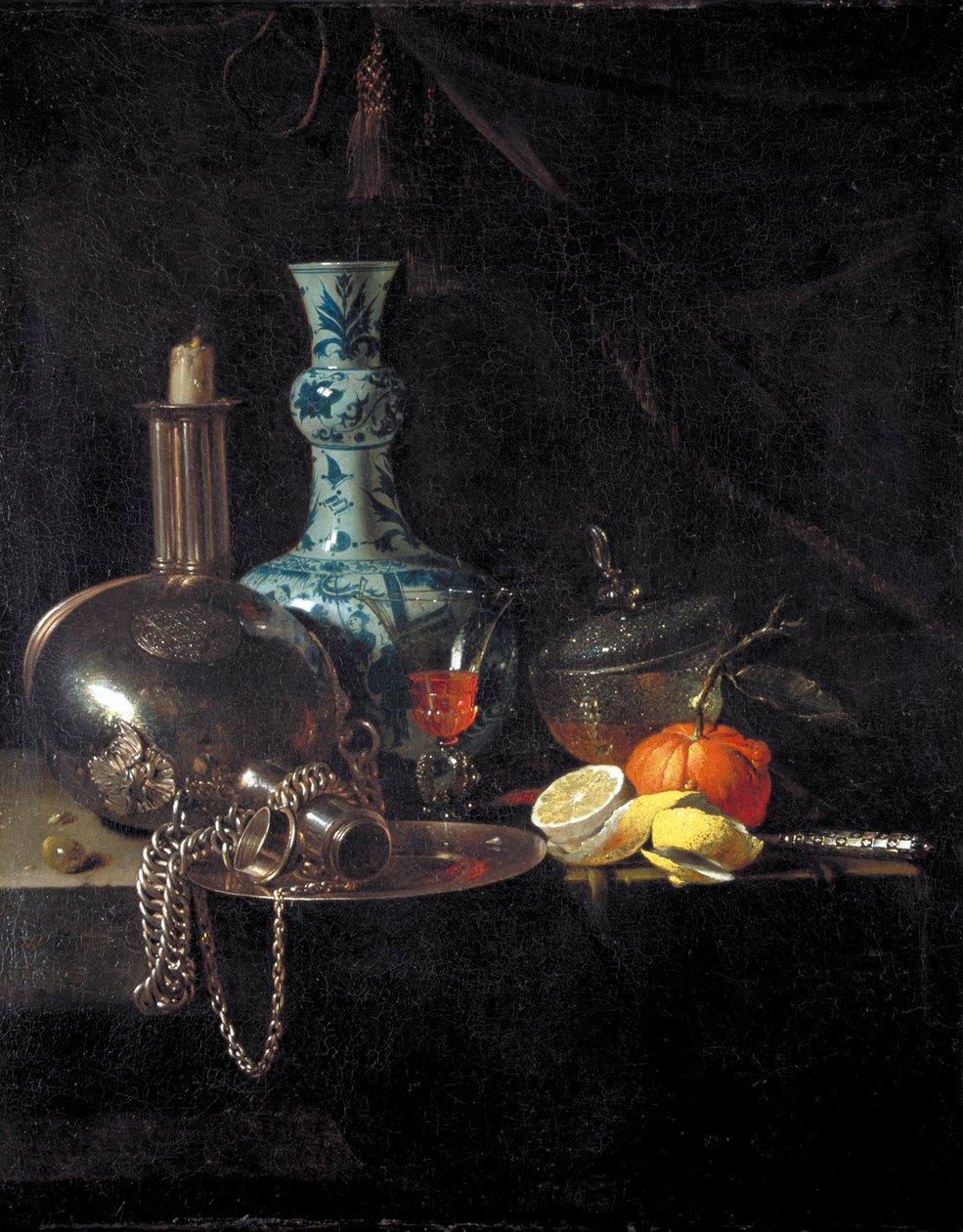 „Zátiší s poutnickou baňkou, svícnem, porcelánovou vázou a ovocem“, 17. století od Willem Kalf