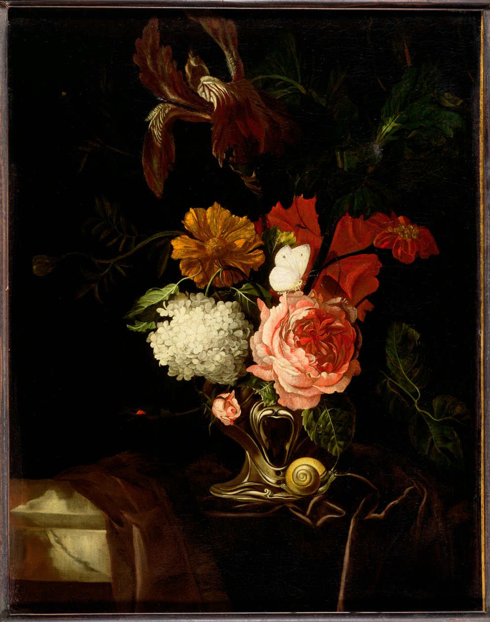 Růže, kosatec, šeřík a další květiny v ušní stříbrné váze se šnekem a motýlem na přehozené římse od Willem van Aelst