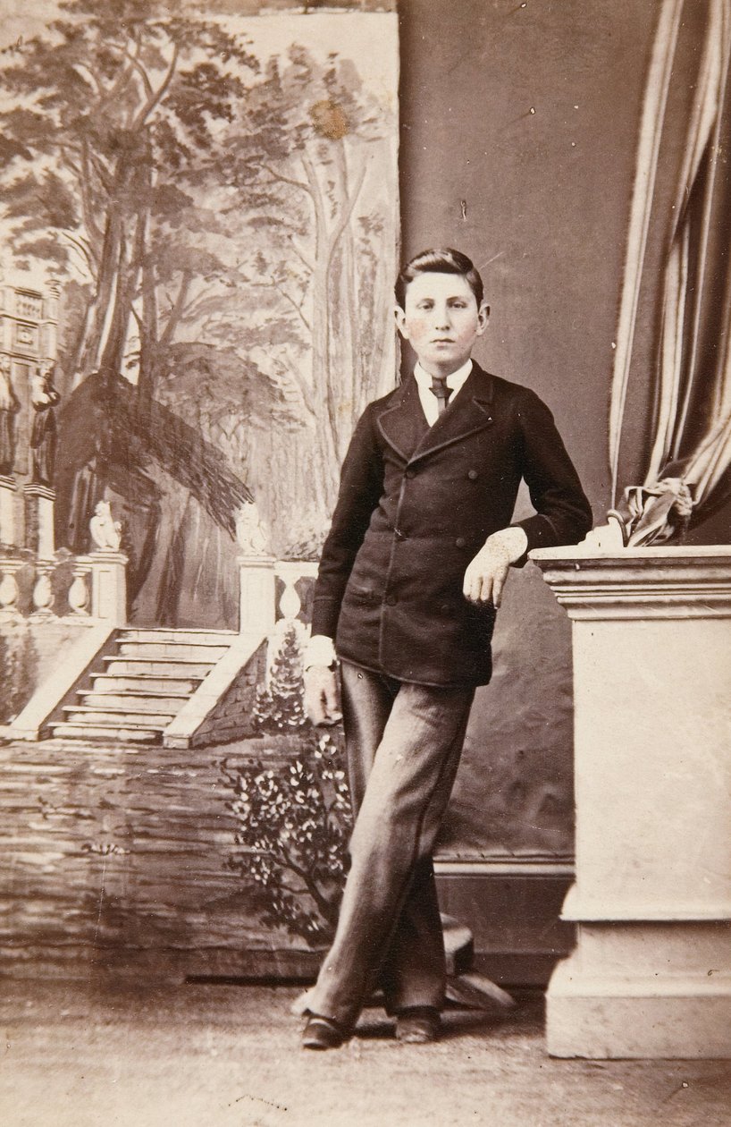 Studiový portrét mladého muže před malovaným pozadím schodiště a zahrady od William Bentley