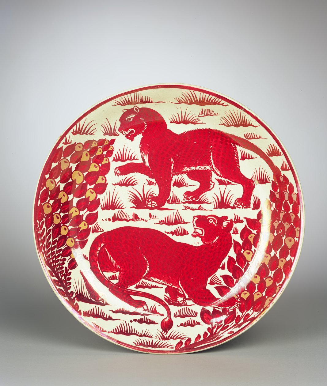 Nabíječka, výrobce William de Morgan and Company, Londýn, kolem roku 1880 (rubínový lesk na přířezu Staffordshire) od William de Morgan