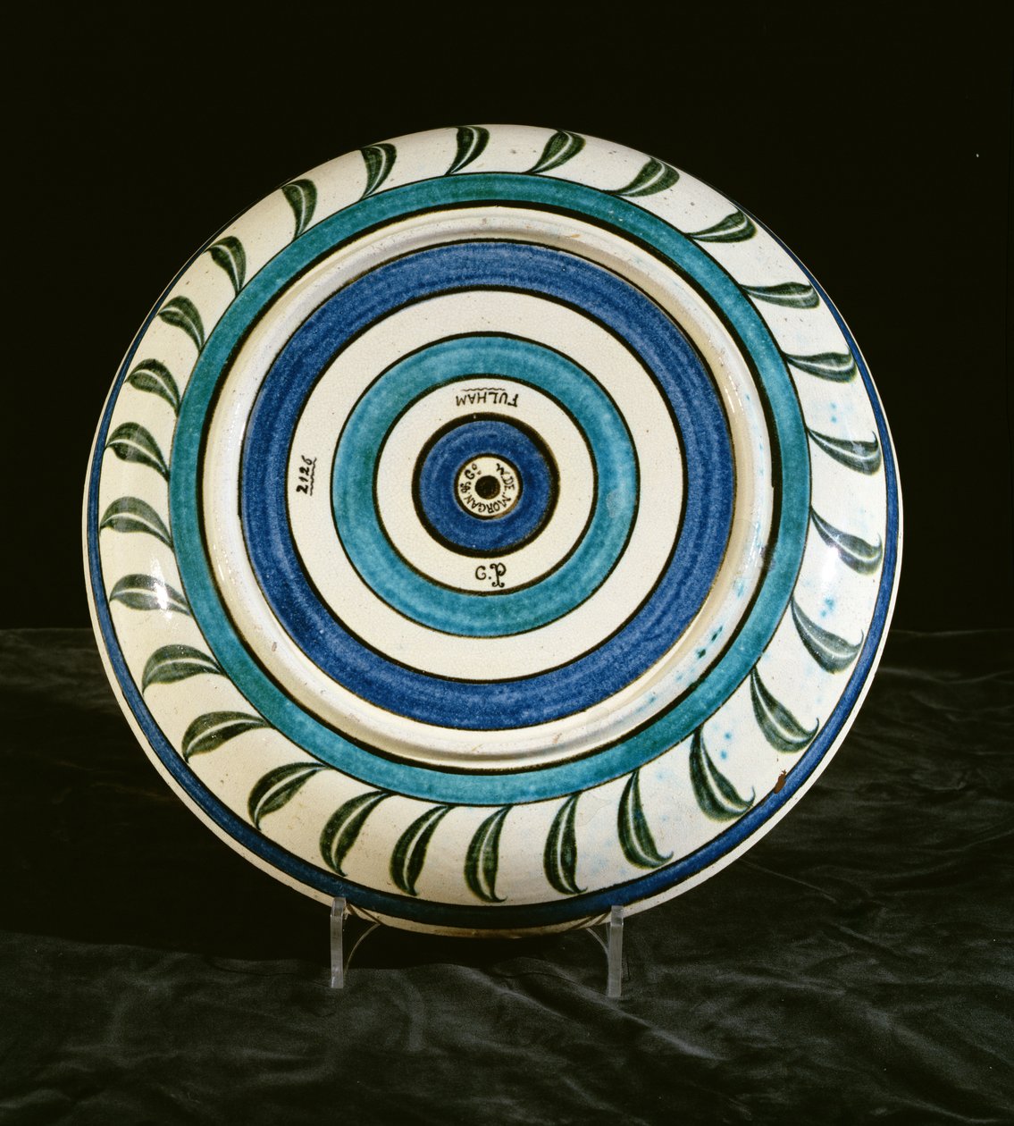 Charger, maloval Charles Passenger, 1888-97 (keramika) (revers 267787) od William de Morgan
