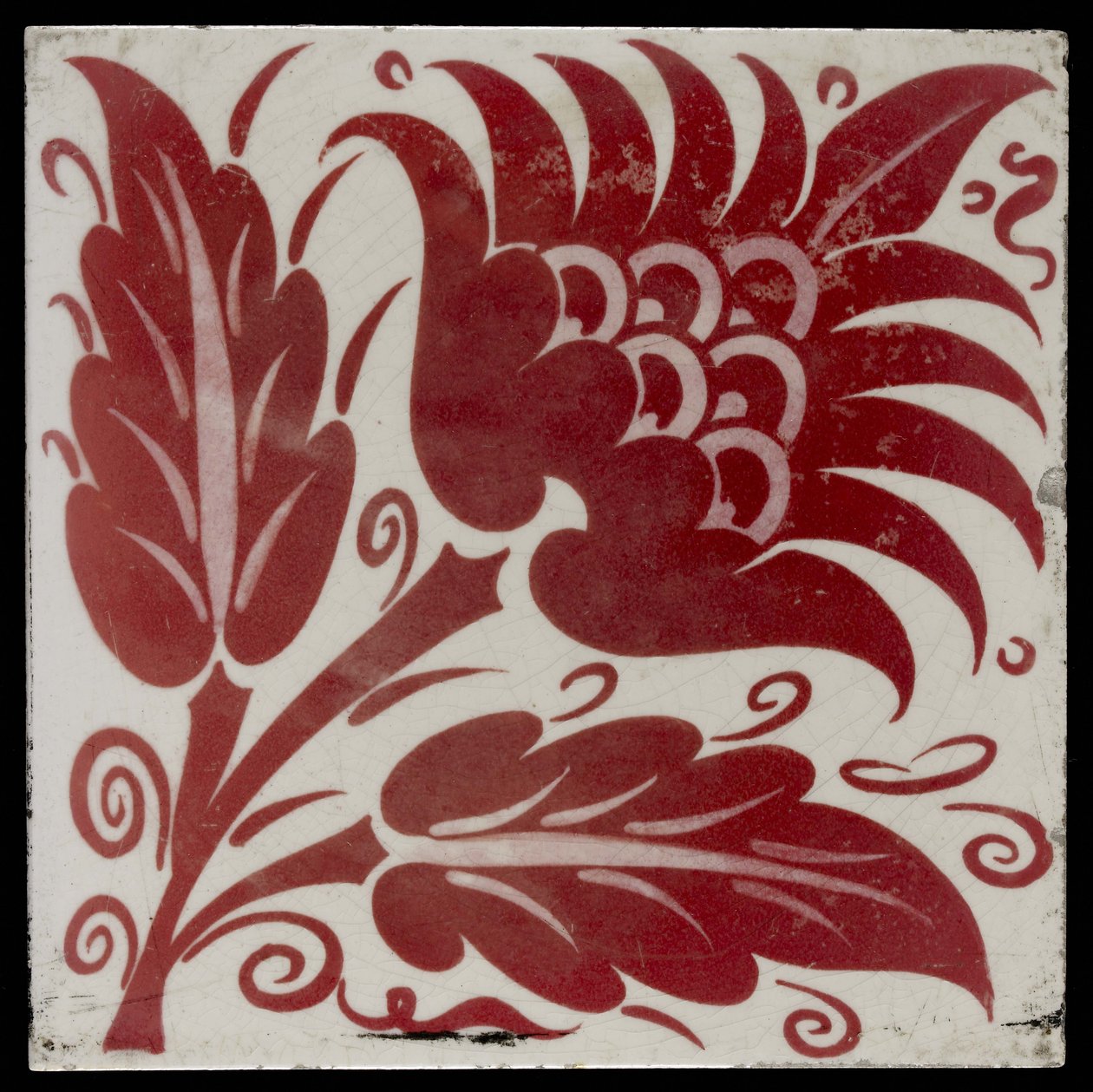 Dlaždice se stylizovaným květem se dvěma listy a úponky, 1882-88 (červené a bílé lustreware) od William de Morgan