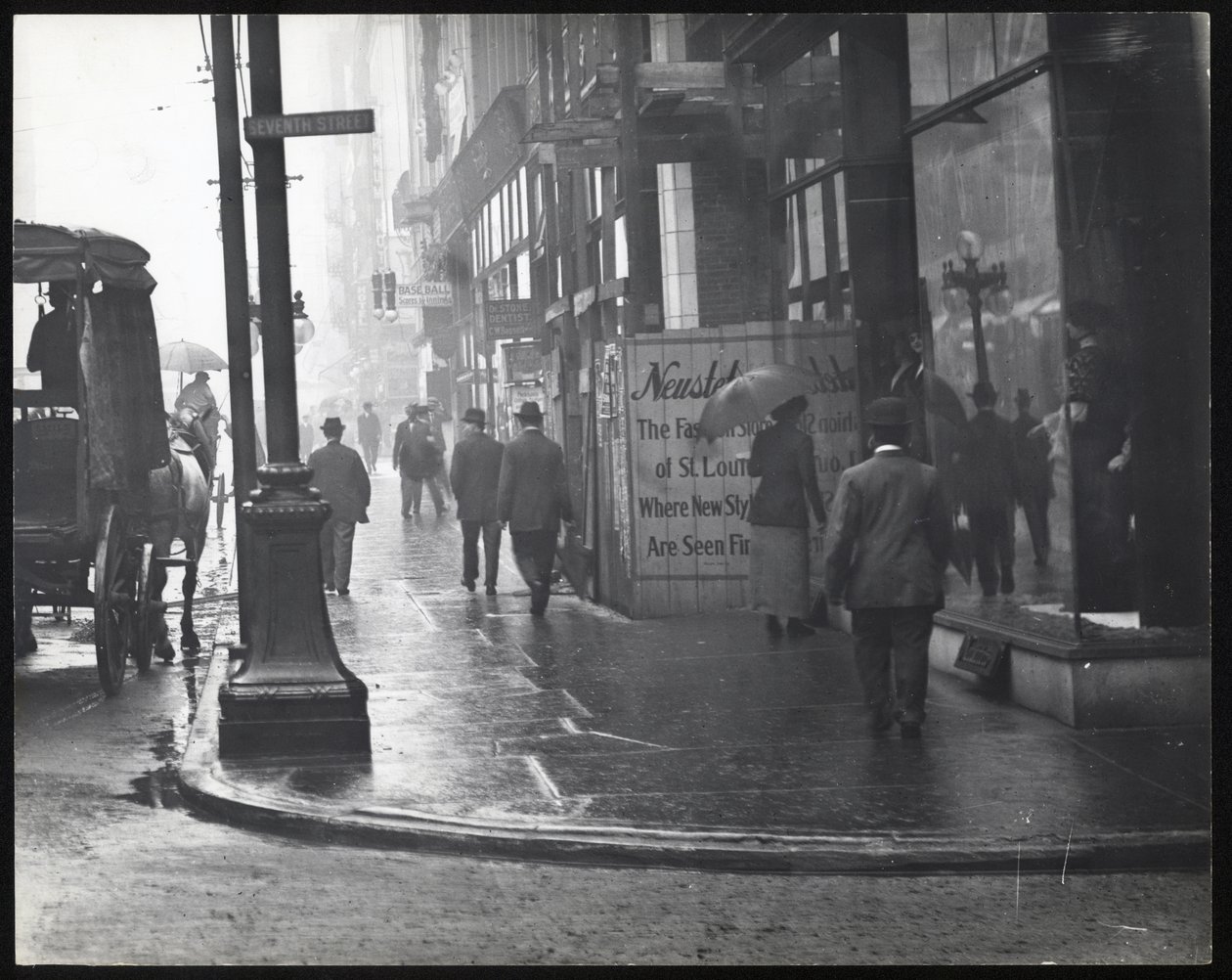 Horizontální, černobílá fotografie chodců, kteří jdou na Washington Avenue v dešti od William G. Swekosky