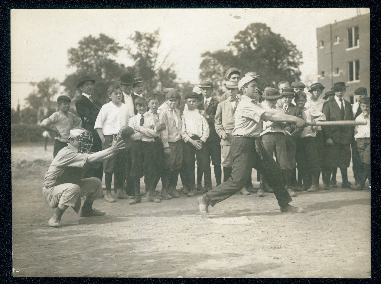 Chlapec škrtnutím během hry sandlot baseball od William H. Trefts Jr.