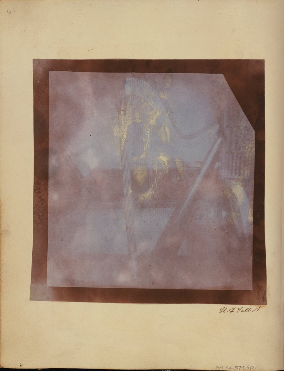 (Amelinas Harp in the Library, Lacock Abbey) od William Henry Fox Talbot