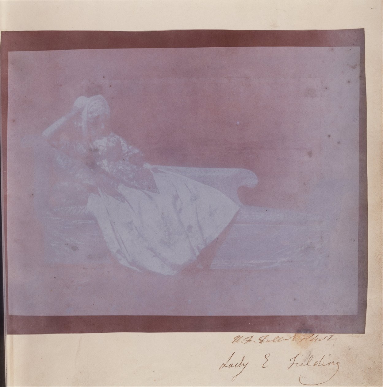 (Lady Elizabeth Fielding na židli Chintz) od William Henry Fox Talbot
