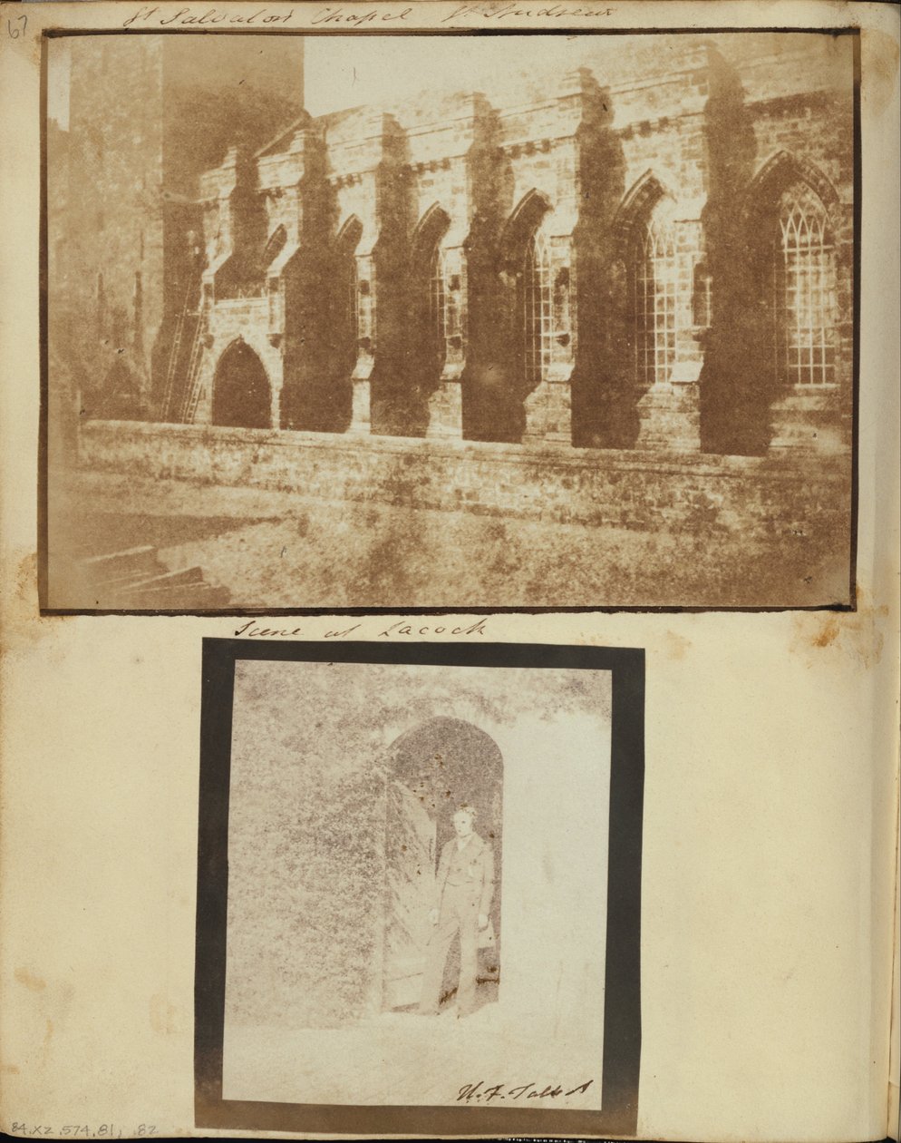 Muž stojící ve dveřích v opatství Lacock od William Henry Fox Talbot