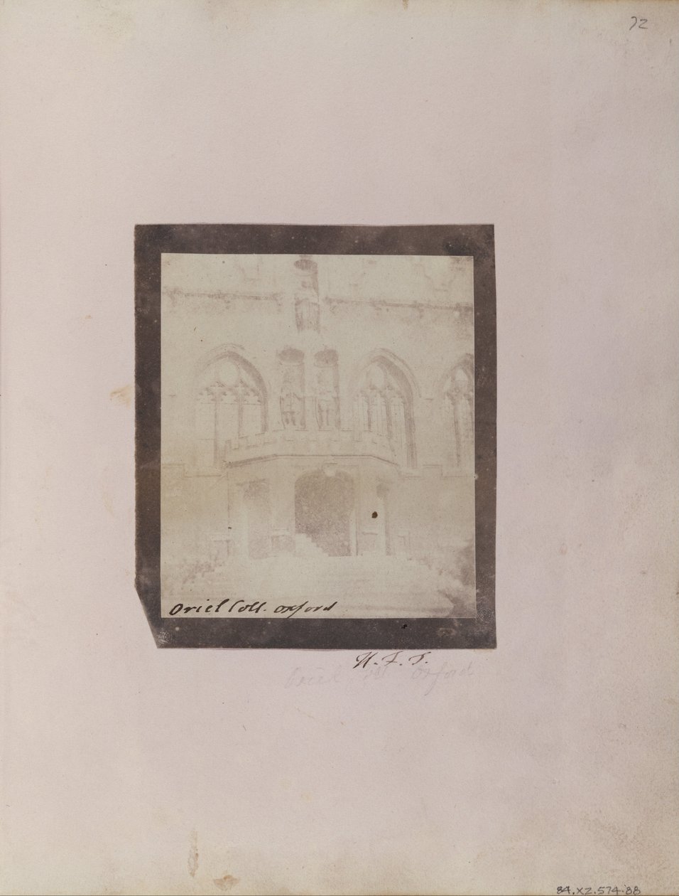 Kruchta na předním nádvoří Oriel College v Oxfordu. od William Henry Fox Talbot