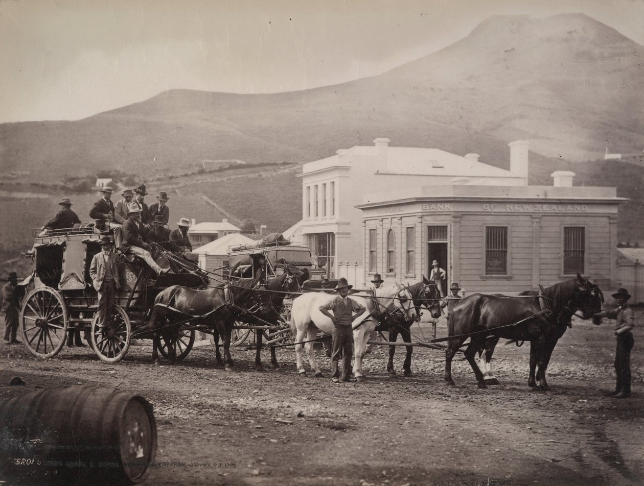 (Cobb and Co. coach, Palmerston, Otago) od William P. Hart