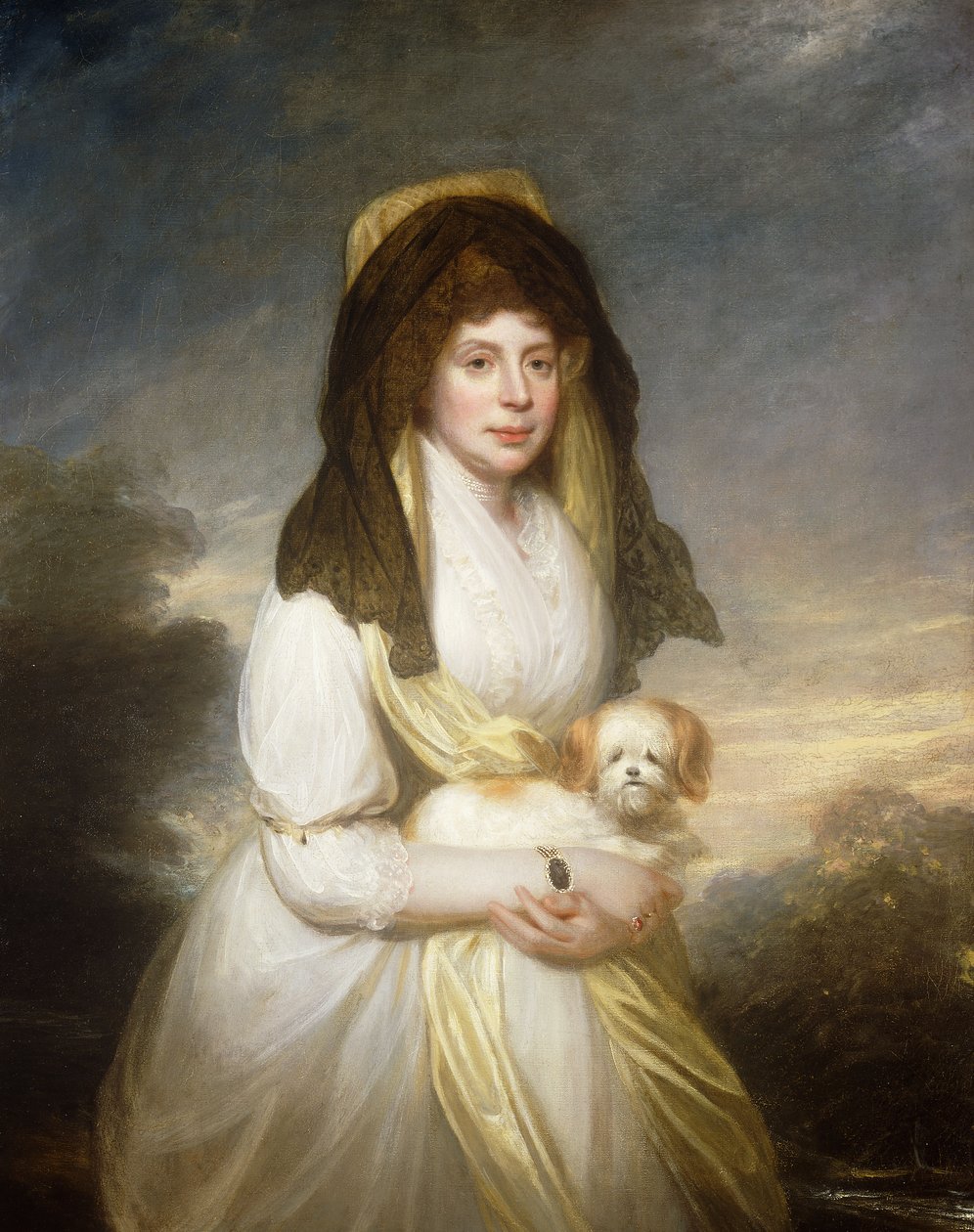 Portrét královny Charlotte, tříčtvrteční, v bílých šatech, žlutém šátku a černé mantille, držící maltézského psa, v Grounds of Frogmore House, od William Beechey