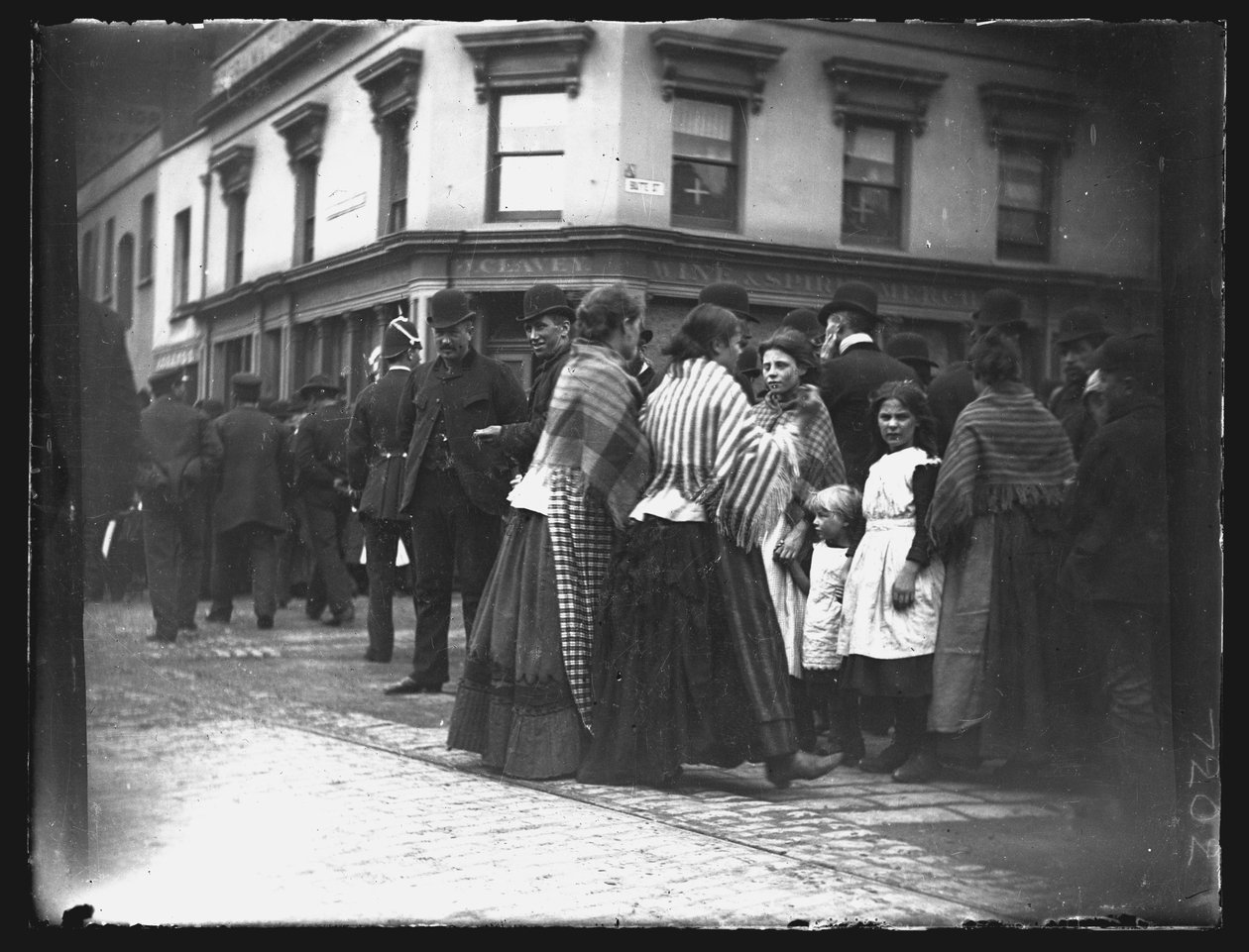 Roh Custom House Street a Bute Street, Cardiff, 1892. od William Booth