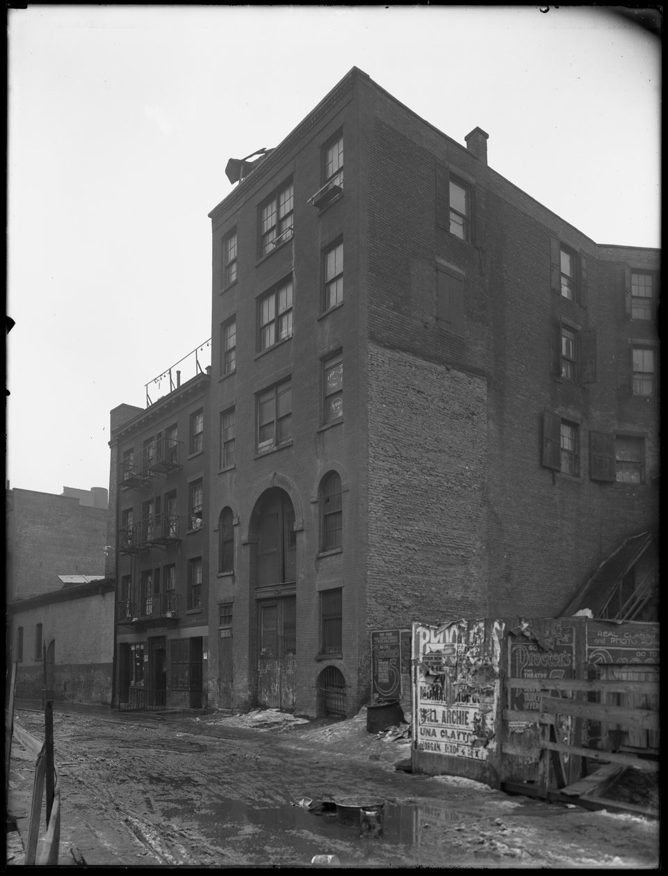 Downing Street 63, New York, 18. února 1916 od William Davis Hassler