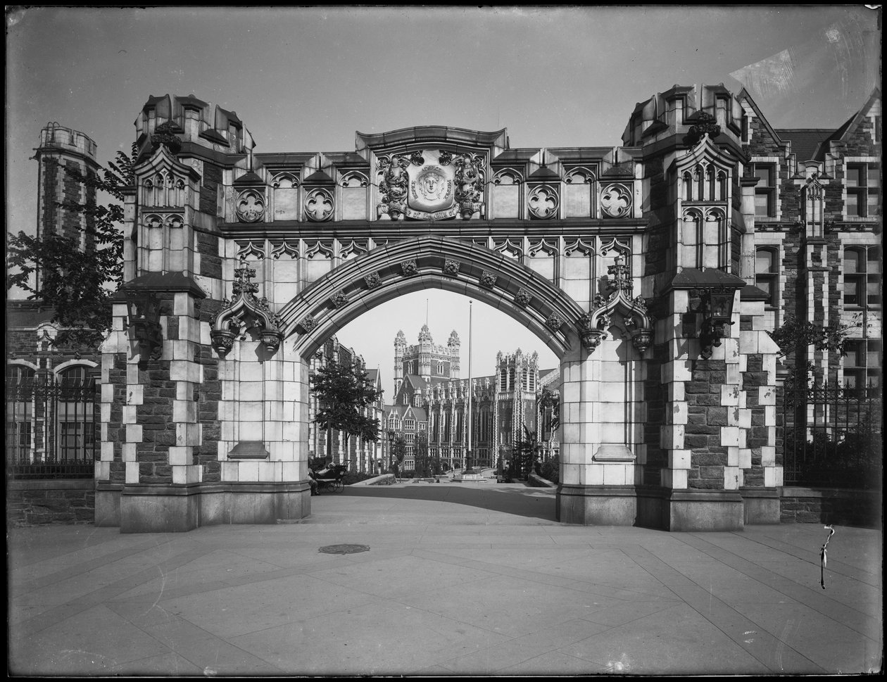 Amsterdam Avenue brána kampusu City College of New York, New York City, 13. července 1914 od William Davis Hassler